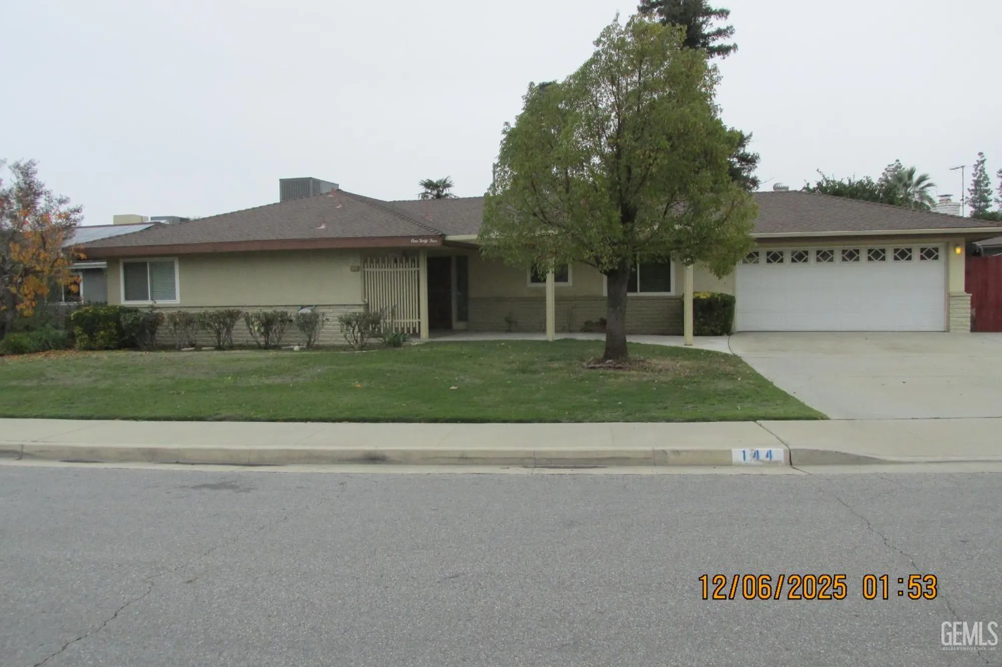 Property Slideshow image 1 of 25 | 144 glen oaks dr, Bakersfield, CA, 93309