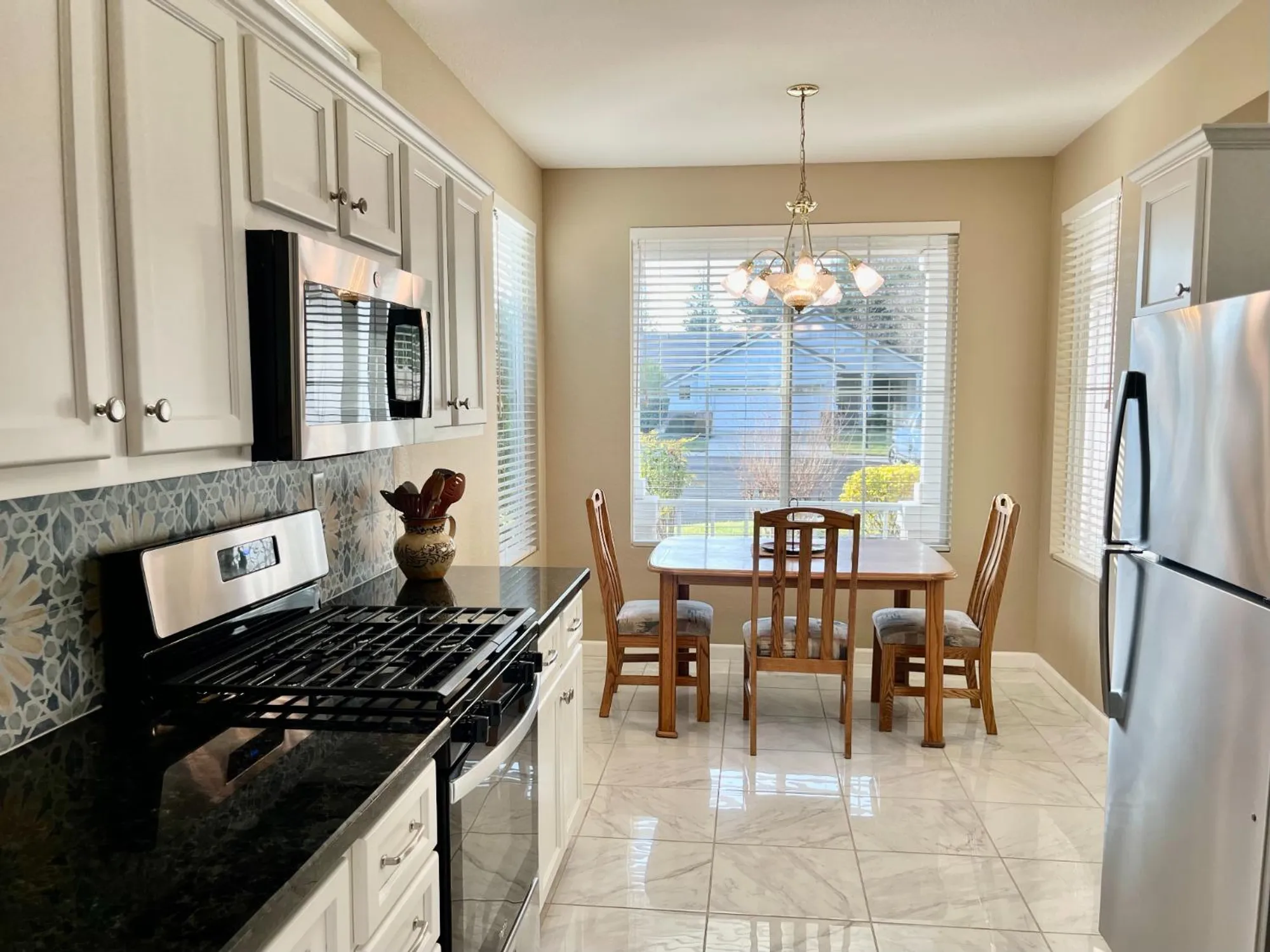 Property Slideshow image 10 of 26 | 320 whisperlodge ct, Roseville, CA, 95747