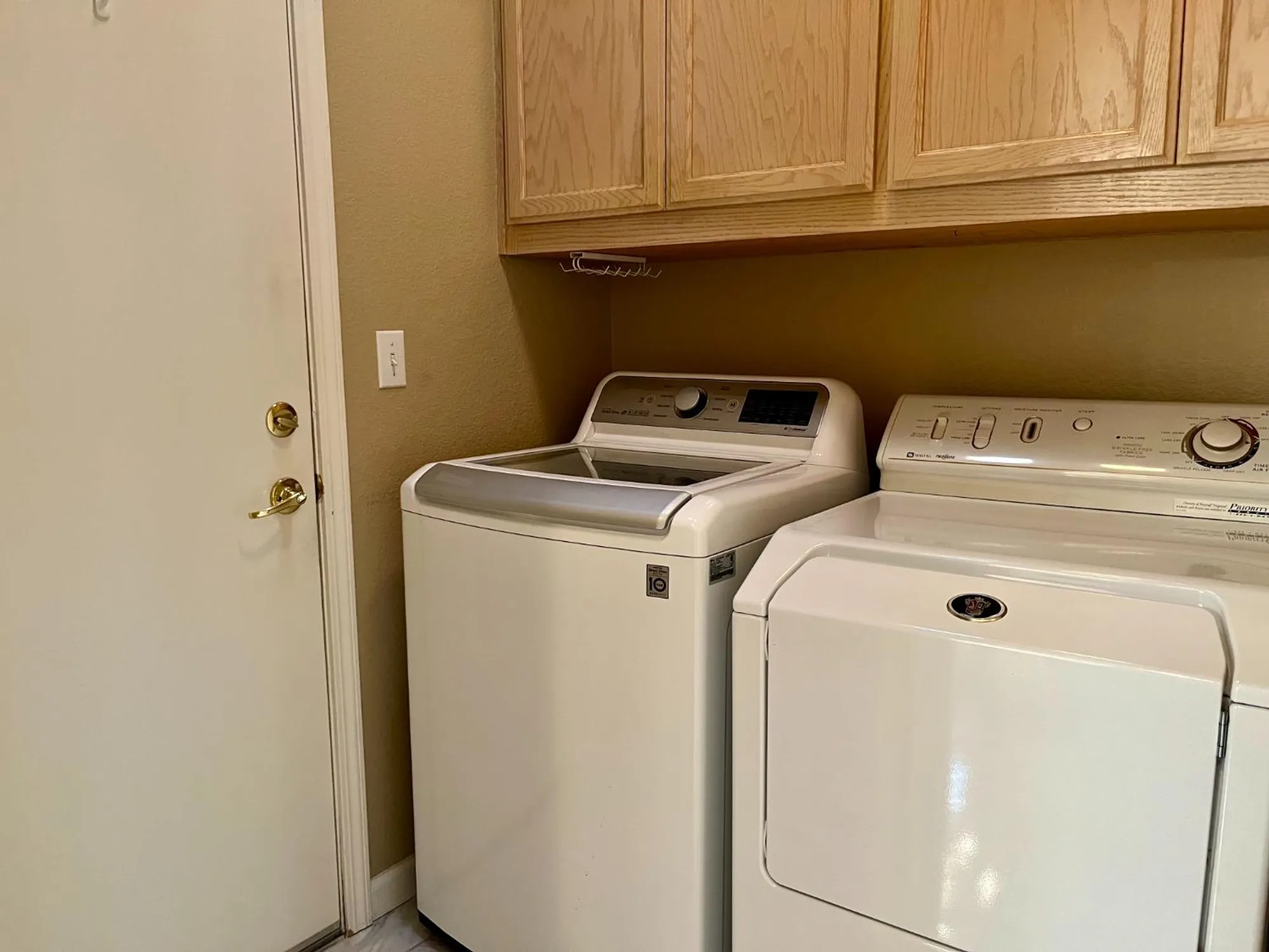 Property Slideshow image 21 of 26 | 320 whisperlodge ct, Roseville, CA, 95747