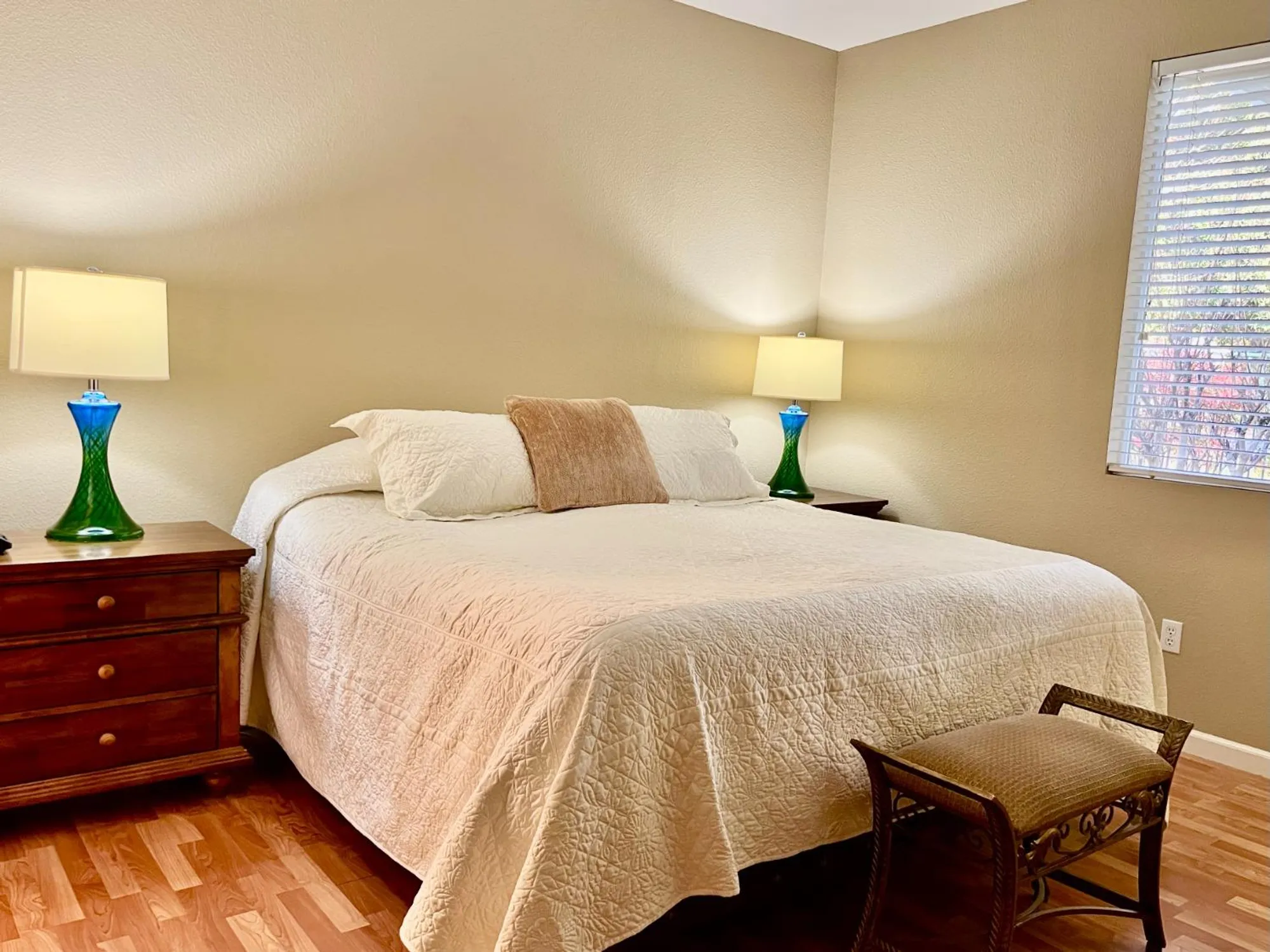 Property Slideshow image 16 of 26 | 320 whisperlodge ct, Roseville, CA, 95747