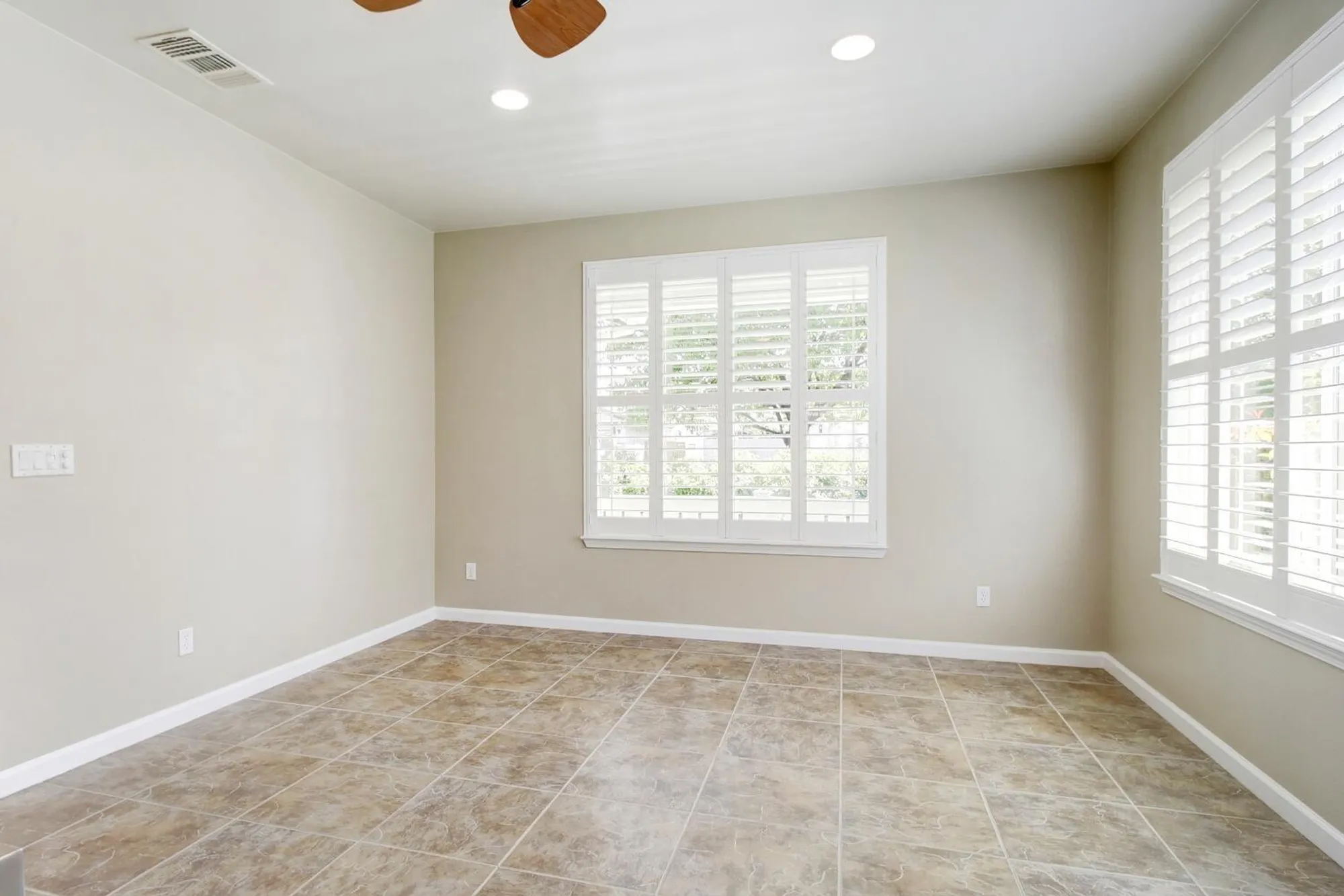 Property Slideshow image 20 of 69 | 9644 oakham way, Elk Grove, CA, 95757