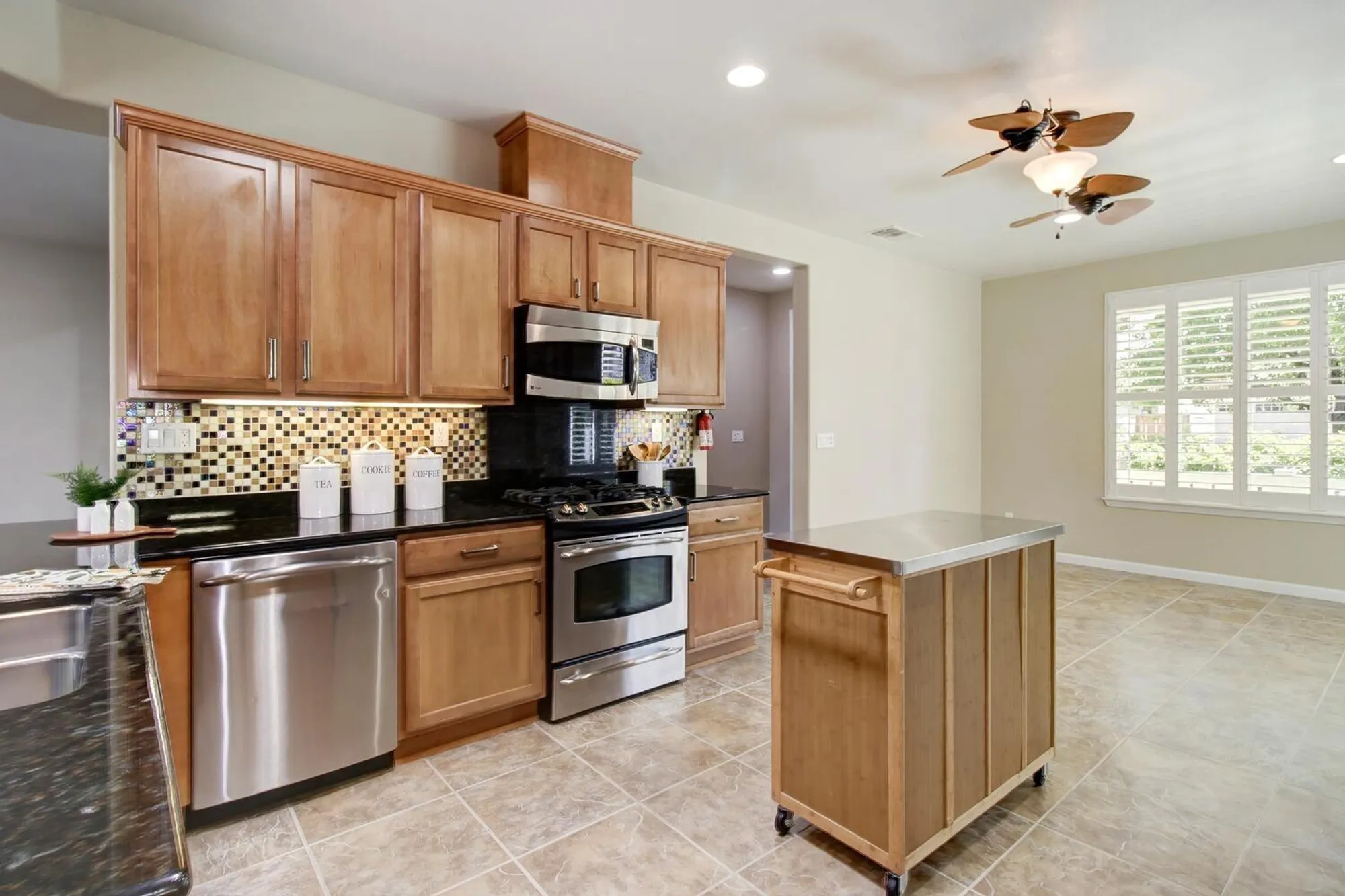 Property Slideshow image 16 of 69 | 9644 oakham way, Elk Grove, CA, 95757