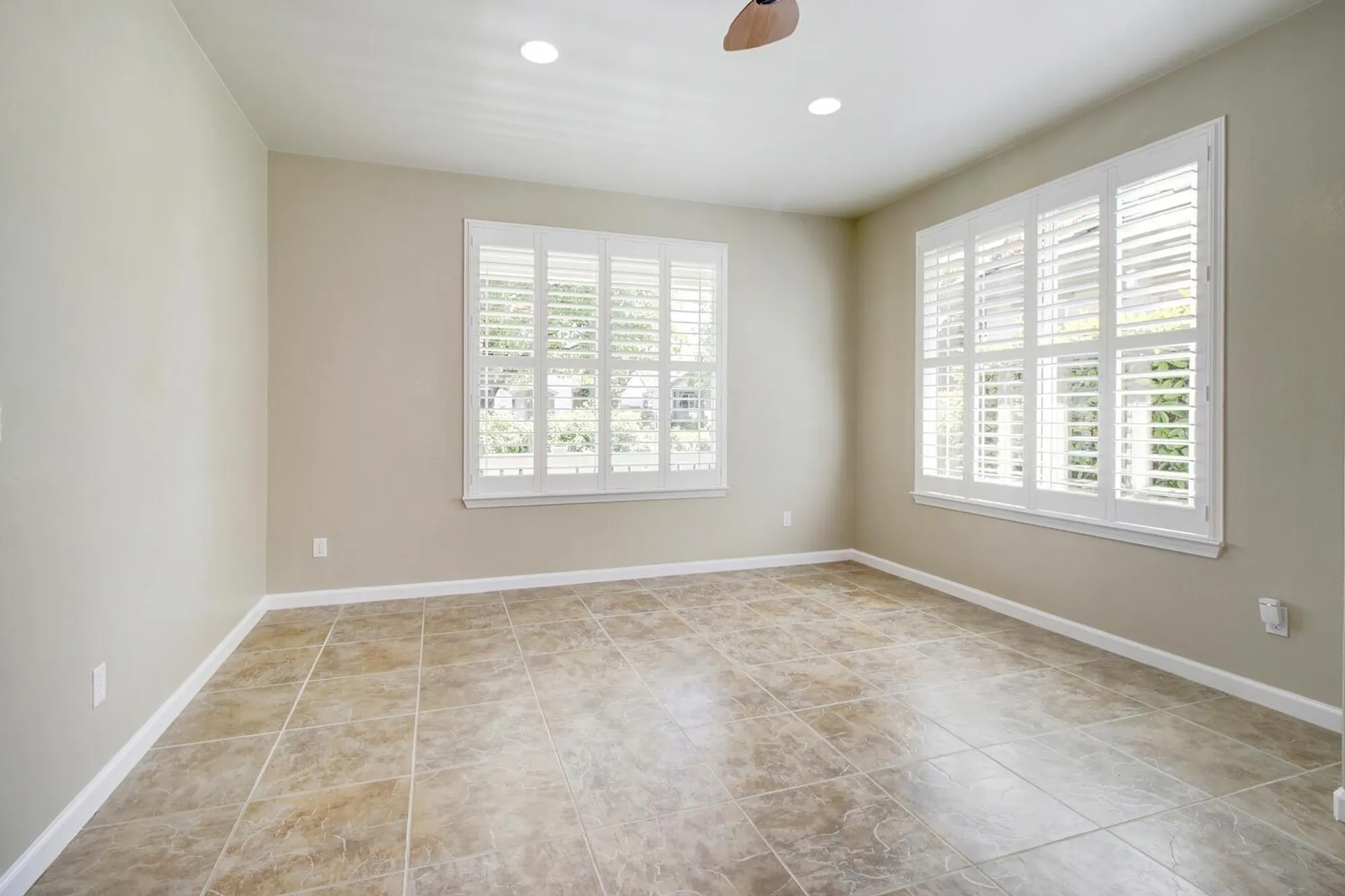 Property Slideshow image 19 of 69 | 9644 oakham way, Elk Grove, CA, 95757
