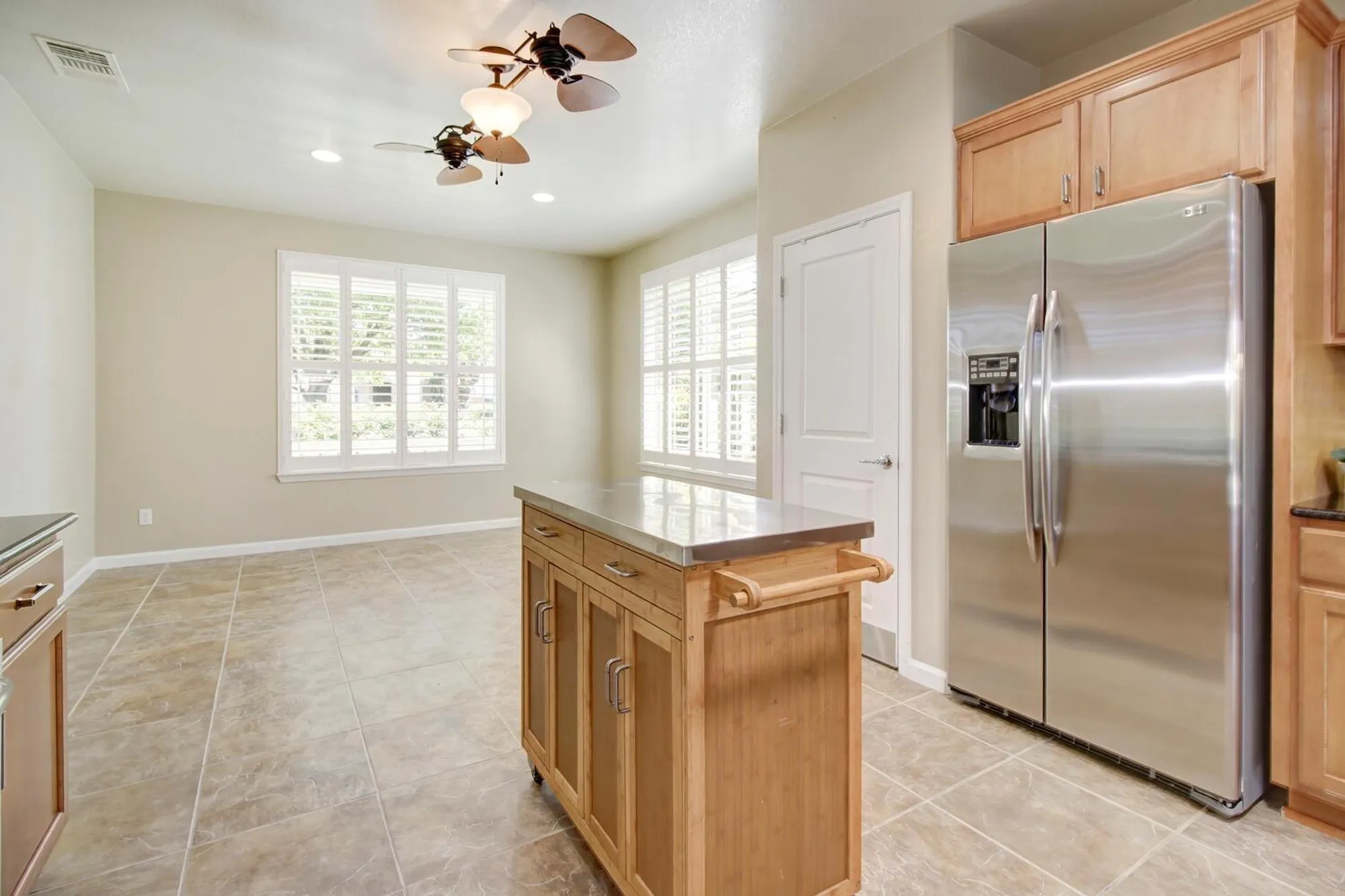 Property Slideshow image 18 of 69 | 9644 oakham way, Elk Grove, CA, 95757