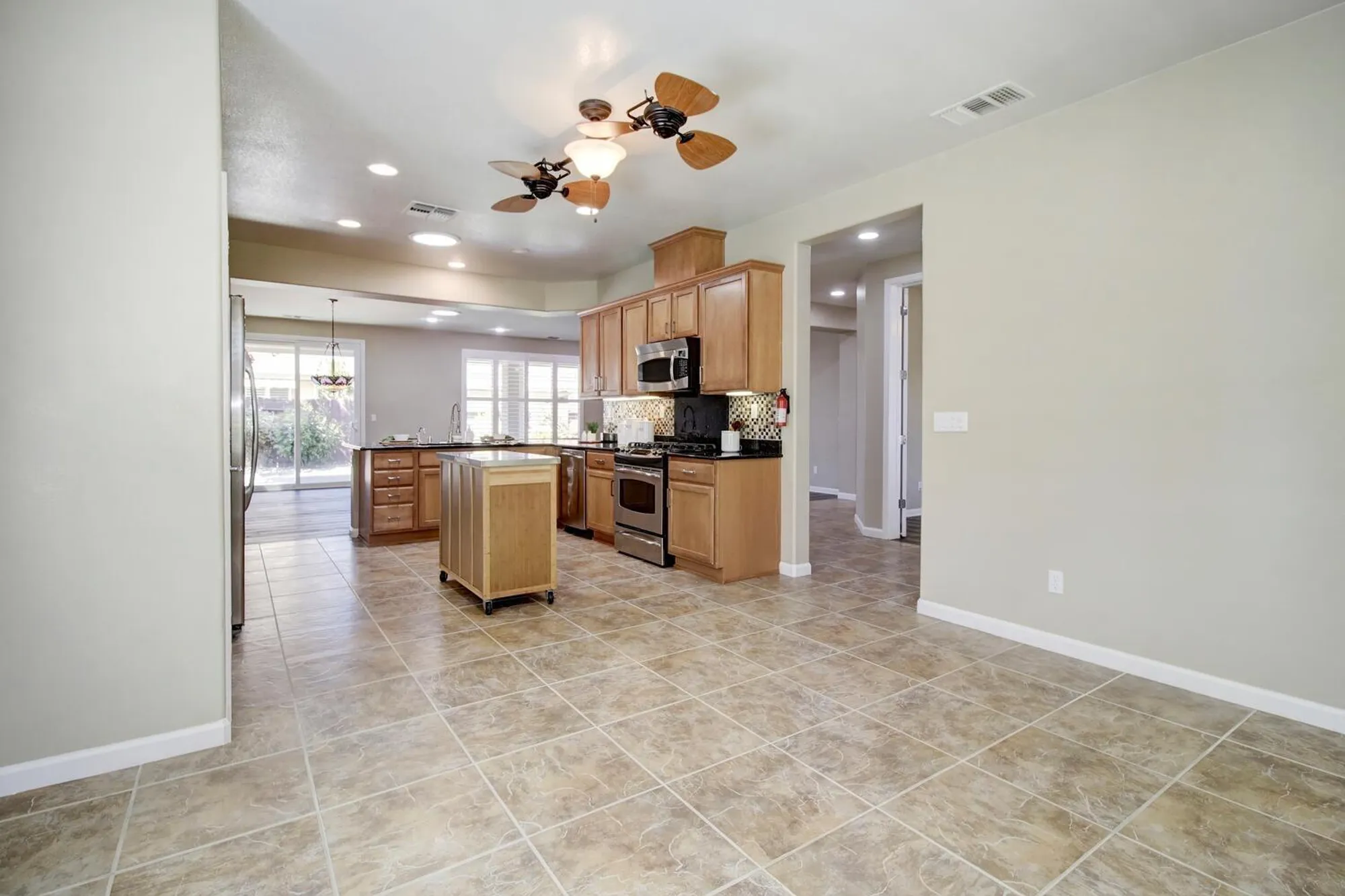 Property Slideshow image 21 of 69 | 9644 oakham way, Elk Grove, CA, 95757