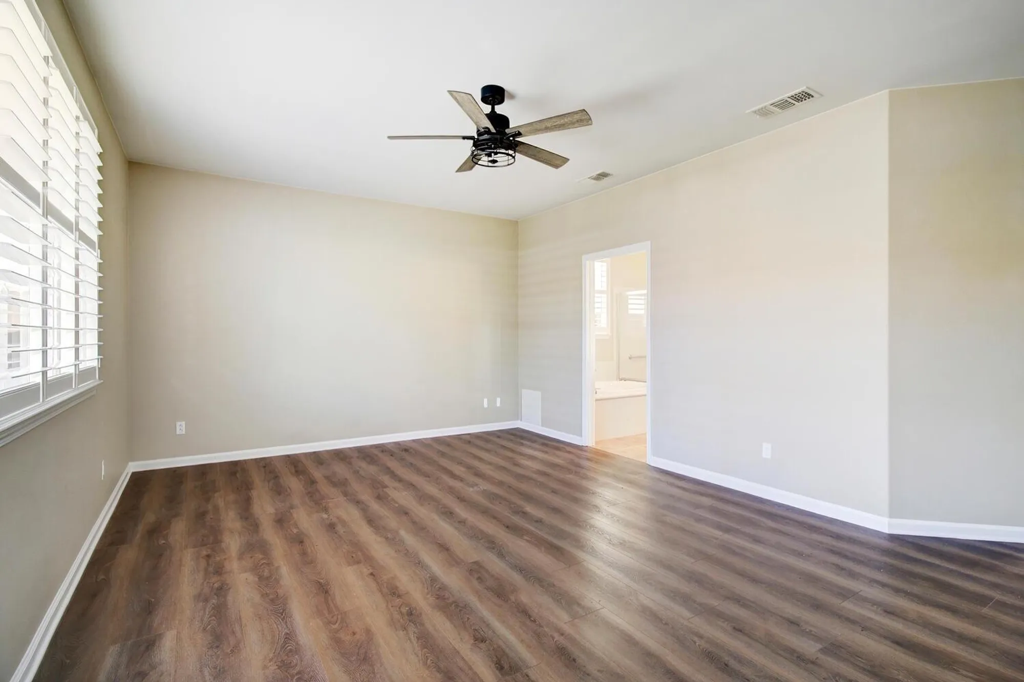 Property Slideshow image 32 of 69 | 9644 oakham way, Elk Grove, CA, 95757