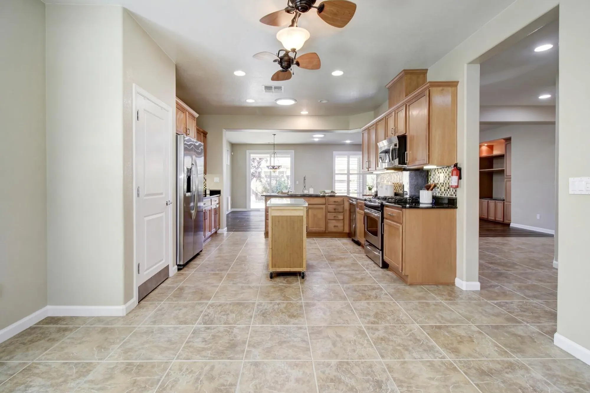 Property Slideshow image 22 of 69 | 9644 oakham way, Elk Grove, CA, 95757
