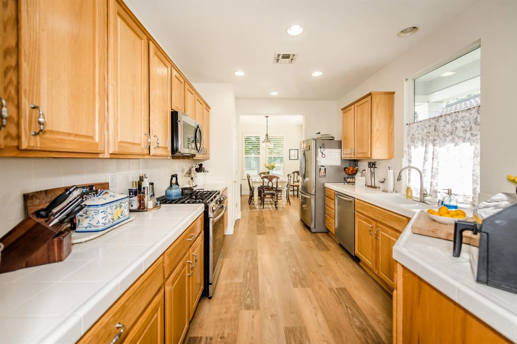 Property Slideshow image 6 of 27 | 12 wharfdale pl, Sacramento, CA, 95835