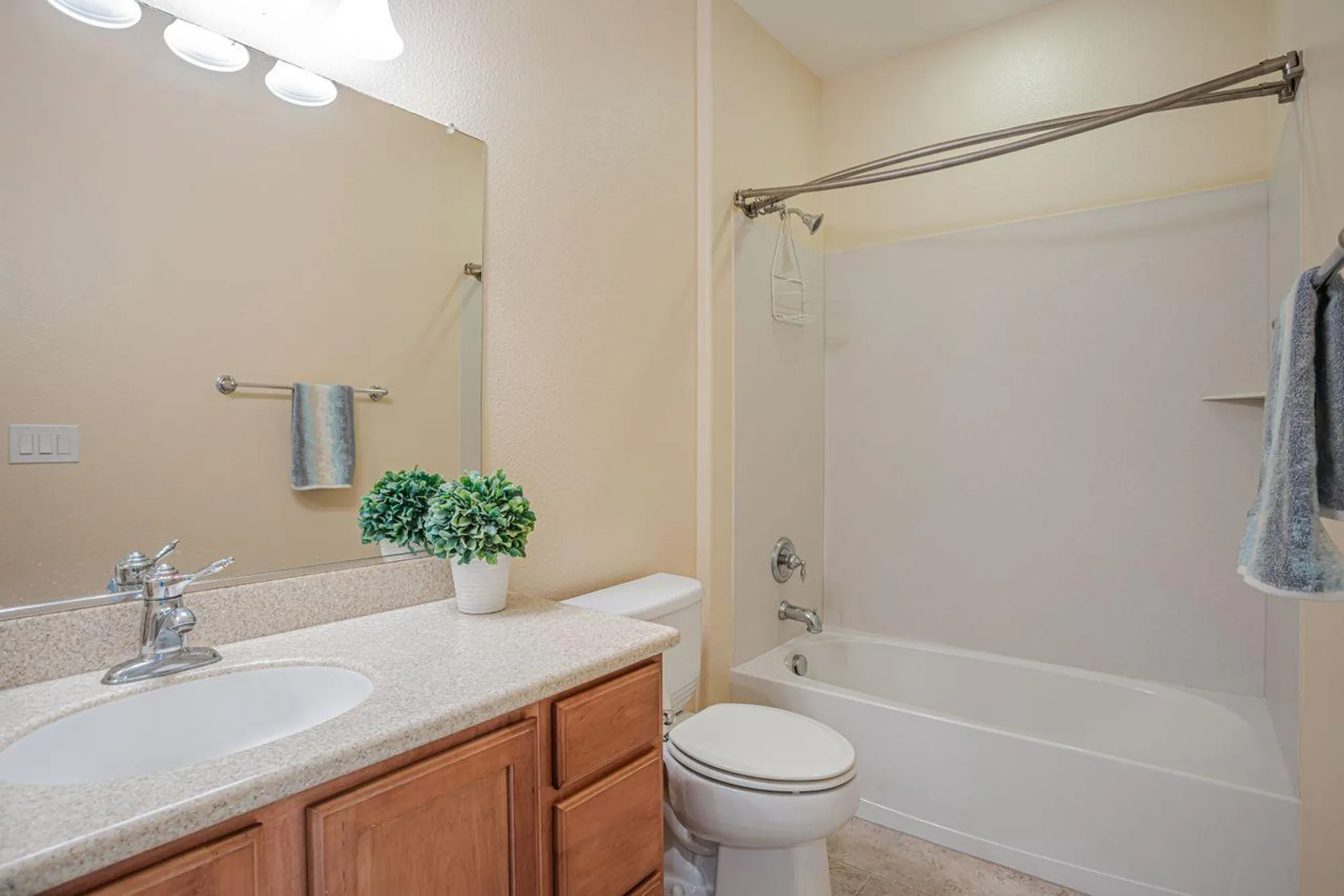 Property Slideshow image 22 of 37 | 7628 chatsworth cir, Elk Grove, CA, 95757