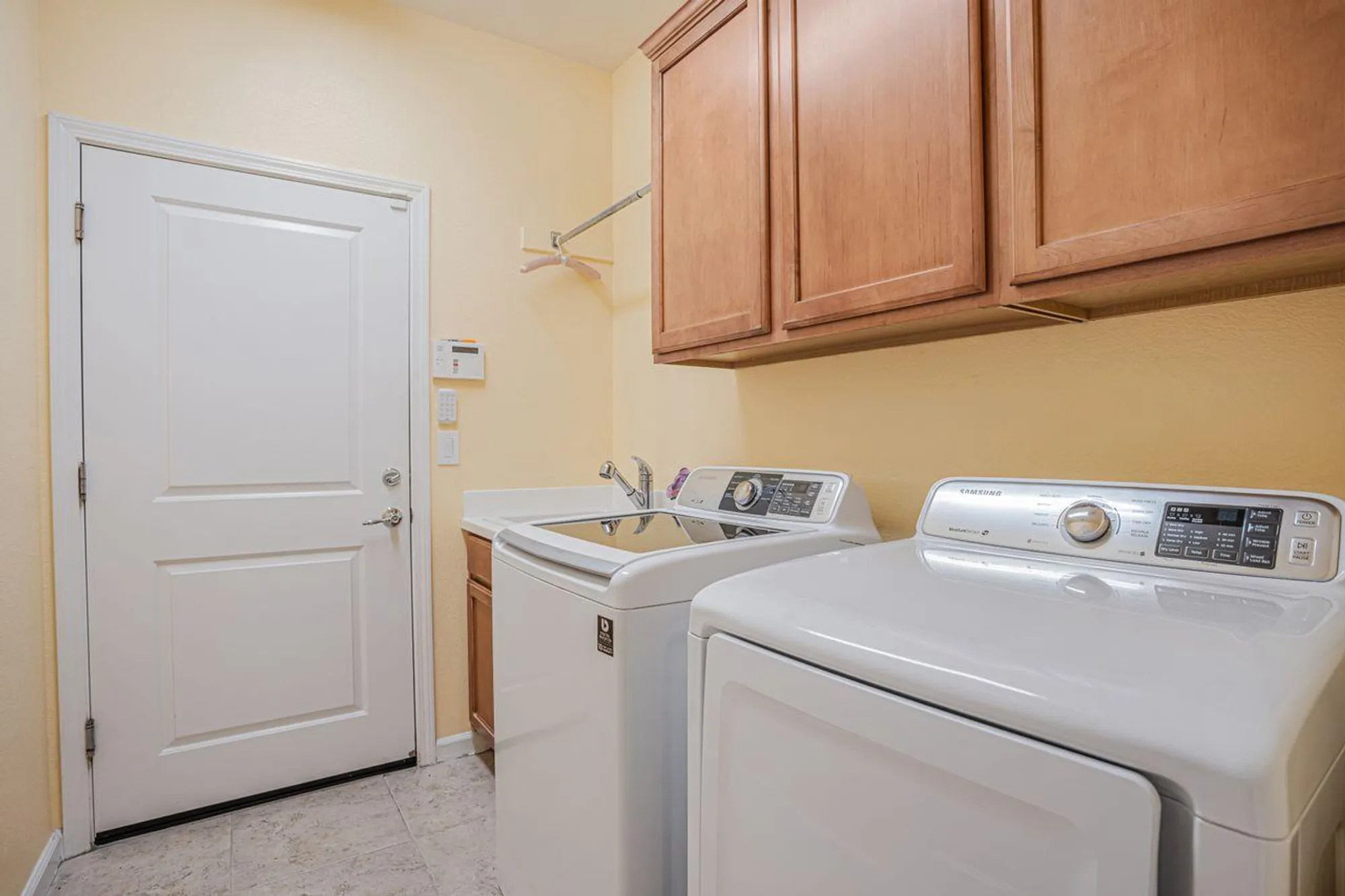 Property Slideshow image 23 of 37 | 7628 chatsworth cir, Elk Grove, CA, 95757