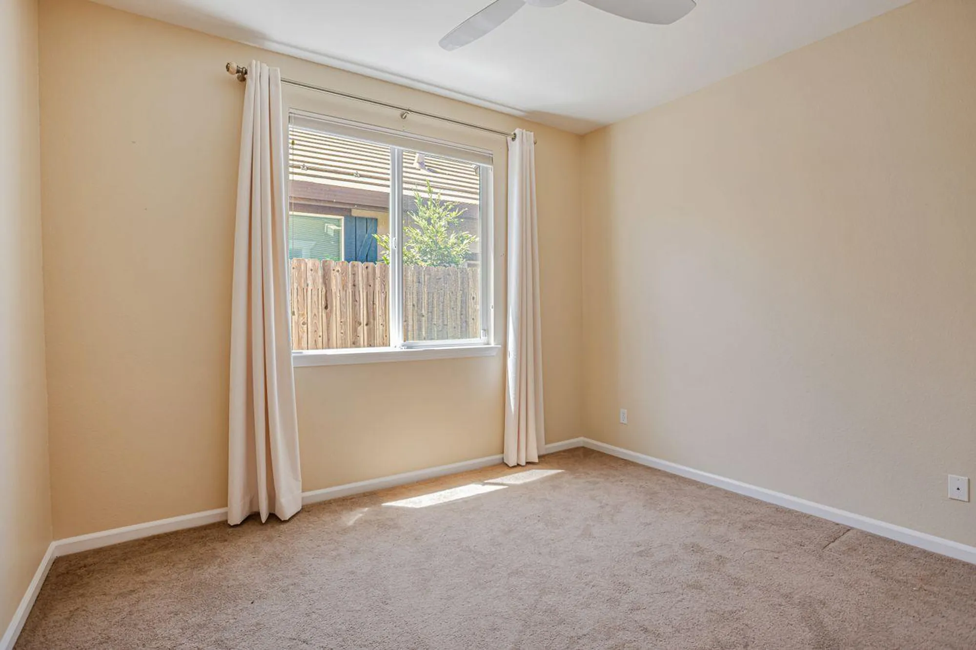 Property Slideshow image 19 of 37 | 7628 chatsworth cir, Elk Grove, CA, 95757