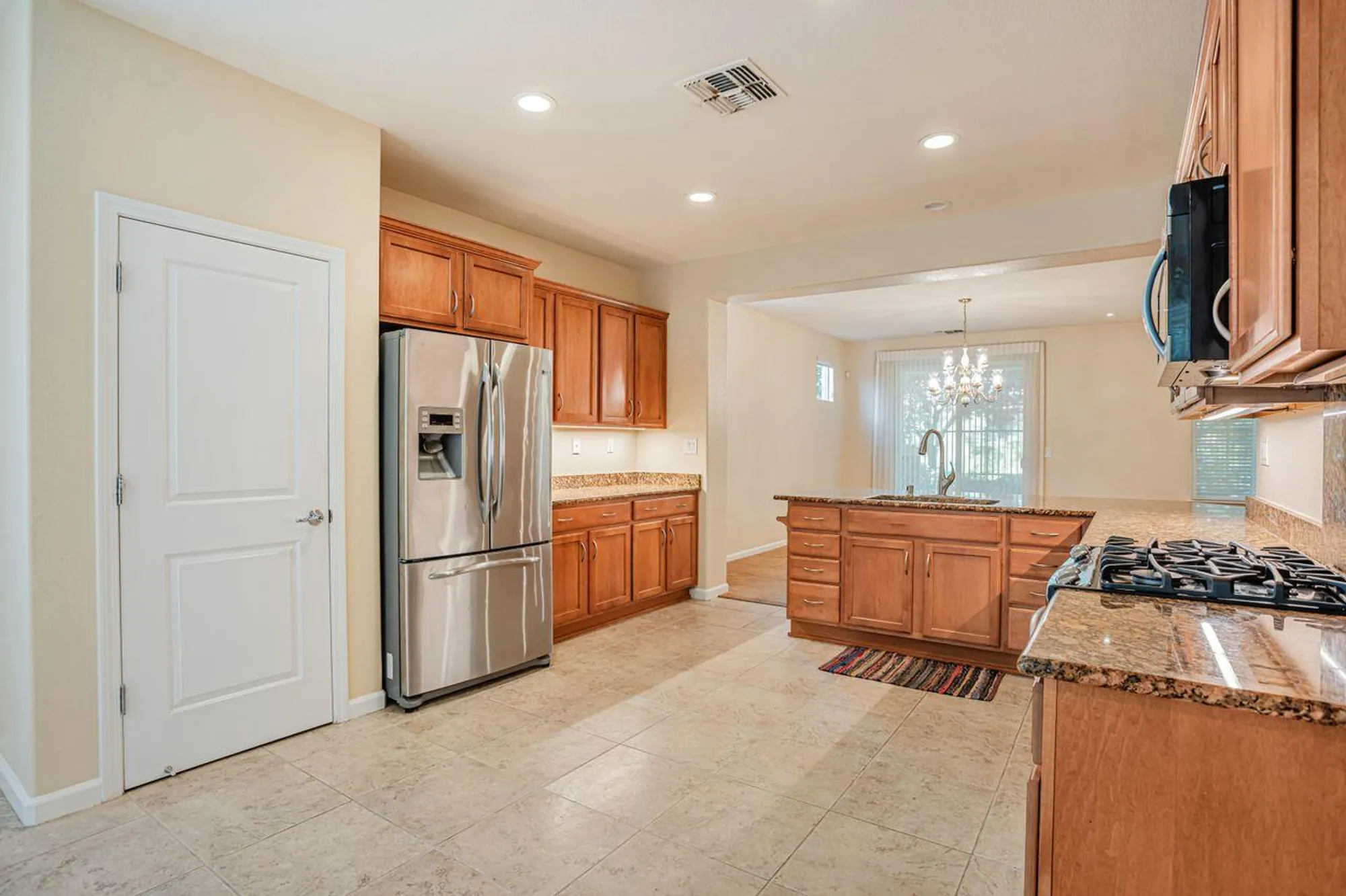 Property Slideshow image 8 of 37 | 7628 chatsworth cir, Elk Grove, CA, 95757