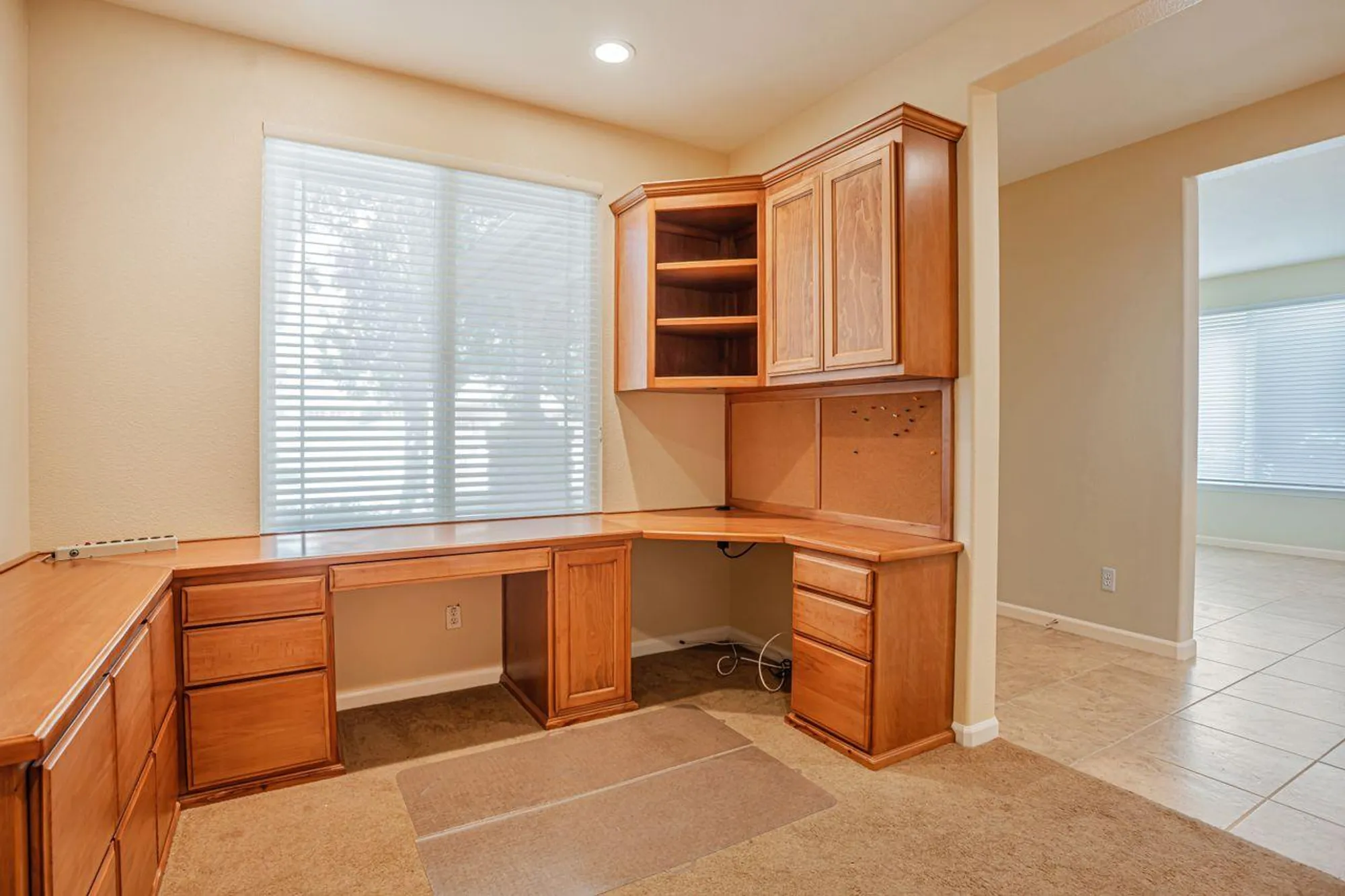 Property Slideshow image 17 of 37 | 7628 chatsworth cir, Elk Grove, CA, 95757