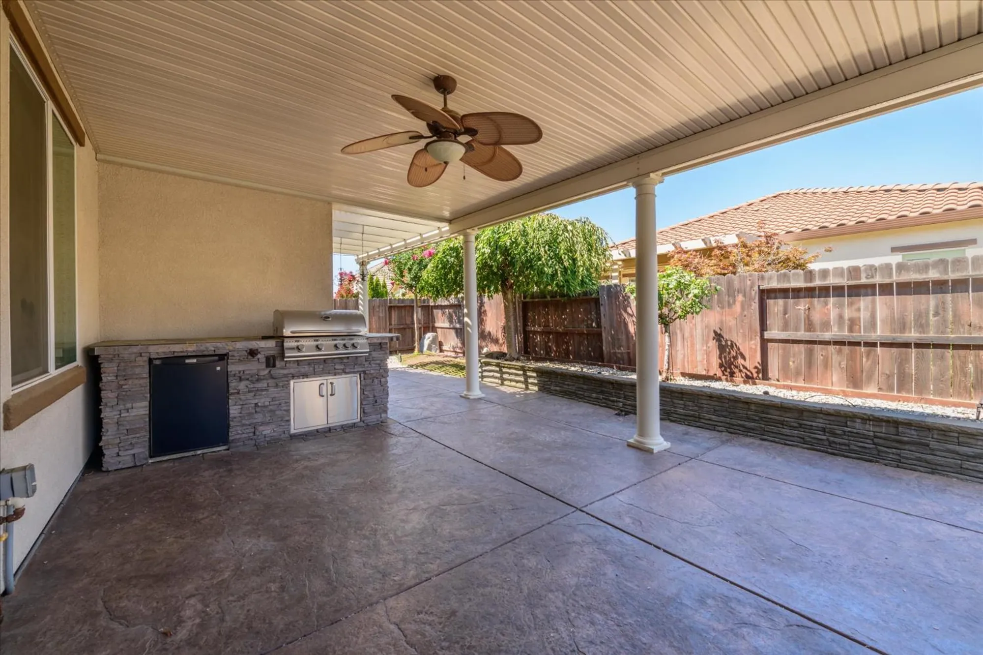 Property Slideshow image 27 of 36 | 2112 leighham dr, Roseville, CA, 95747