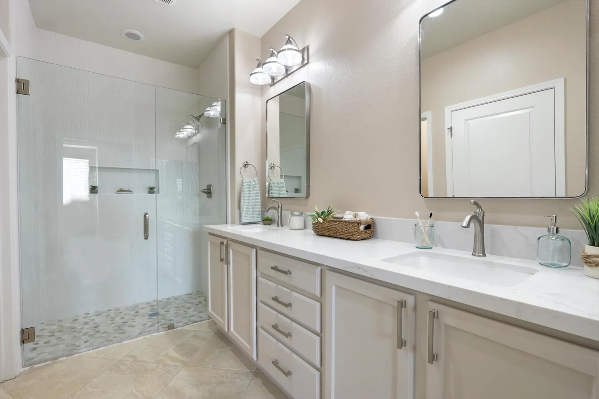 Property Slideshow image 29 of 71 | 8221 peak forest way, Elk Grove, CA, 95757