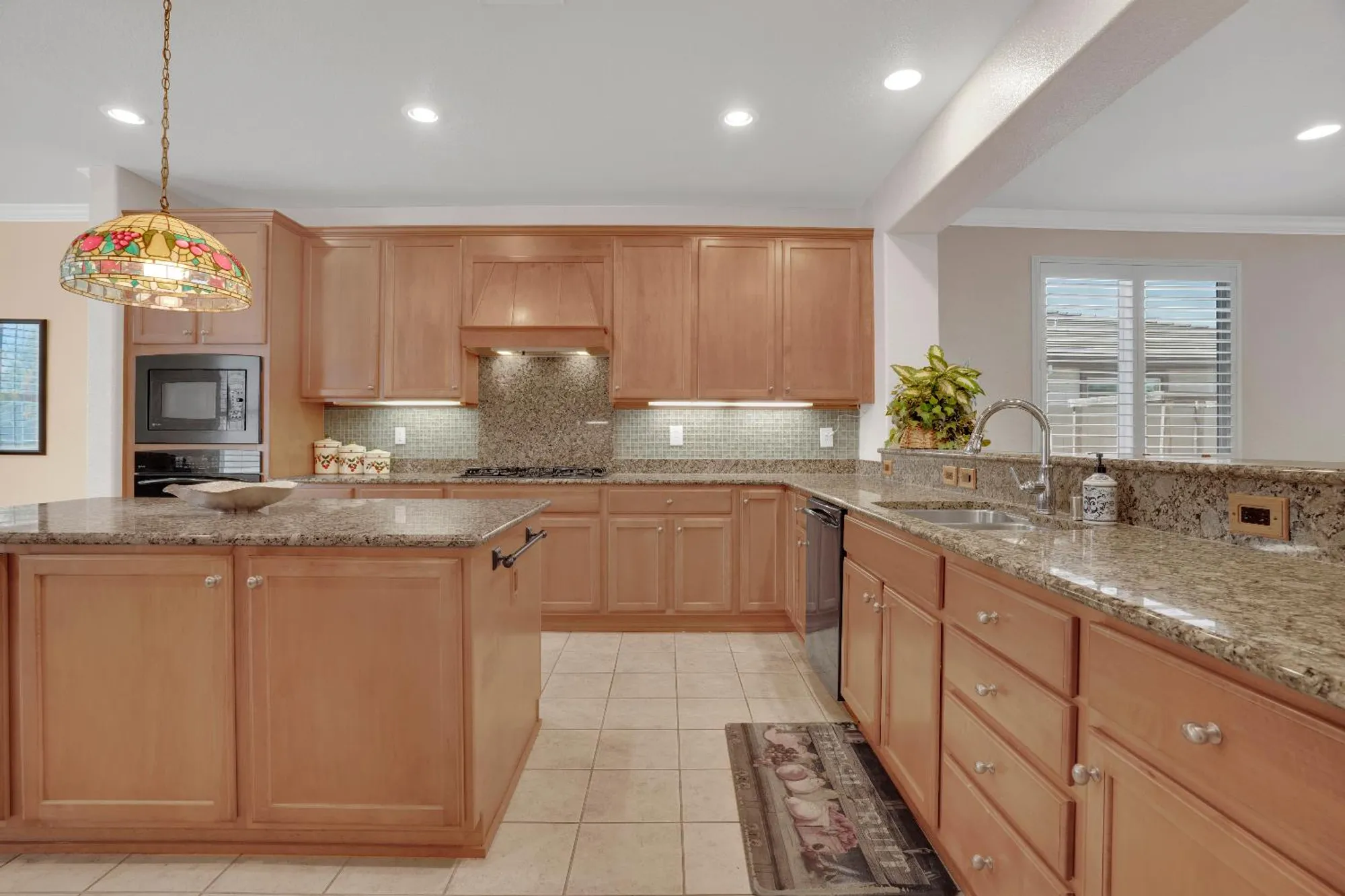 Property Slideshow image 7 of 50 | 2381 nutwood pl, Manteca, CA, 95336