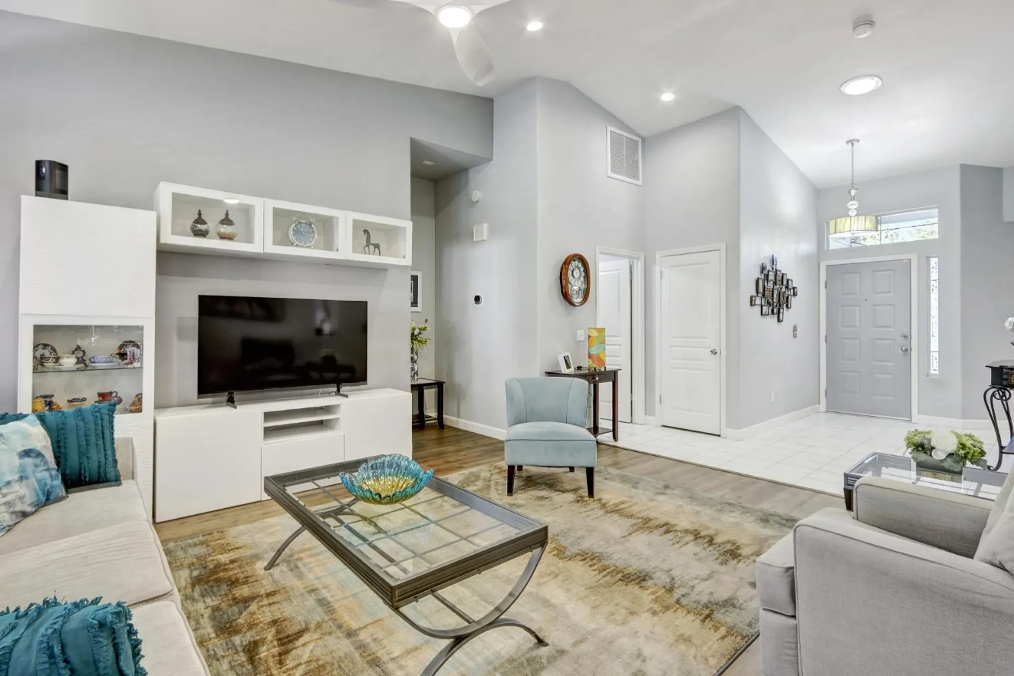 Property Slideshow image 9 of 51 | 7618 sunvaught ln, Sacramento, CA, 95828