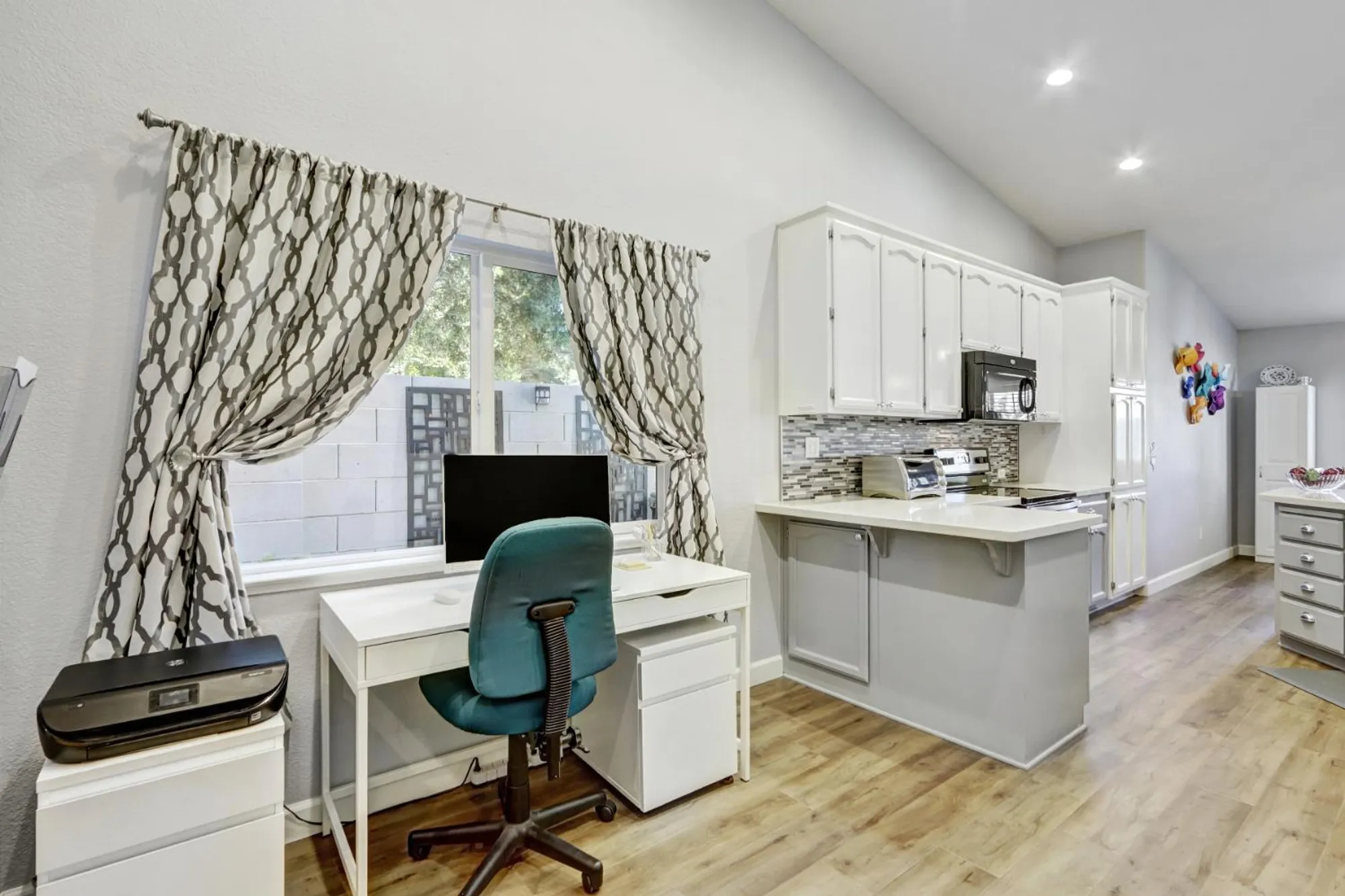 Property Slideshow image 28 of 51 | 7618 sunvaught ln, Sacramento, CA, 95828