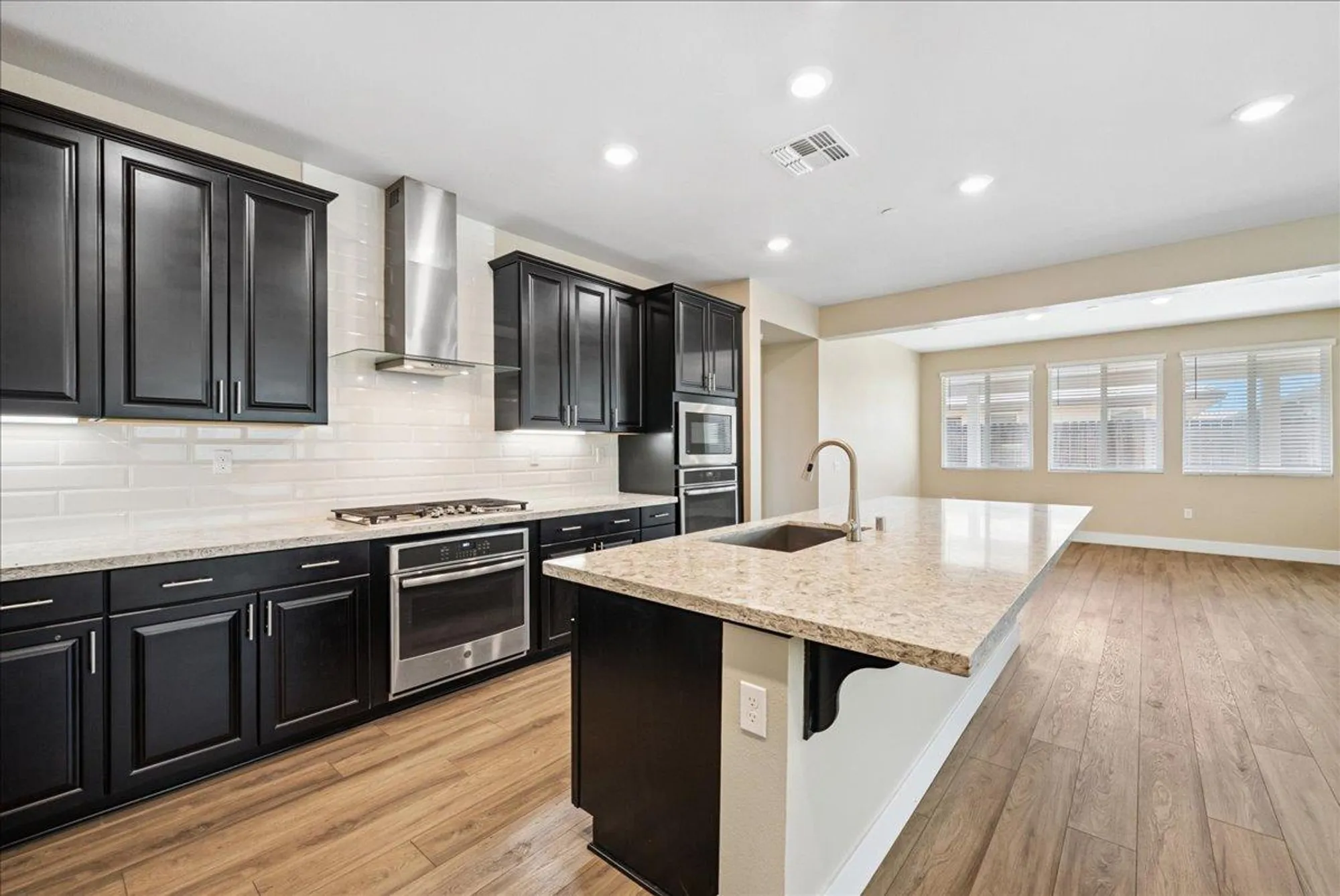 Property Slideshow image 10 of 38 | 7040 orbital ln, Roseville, CA, 95747