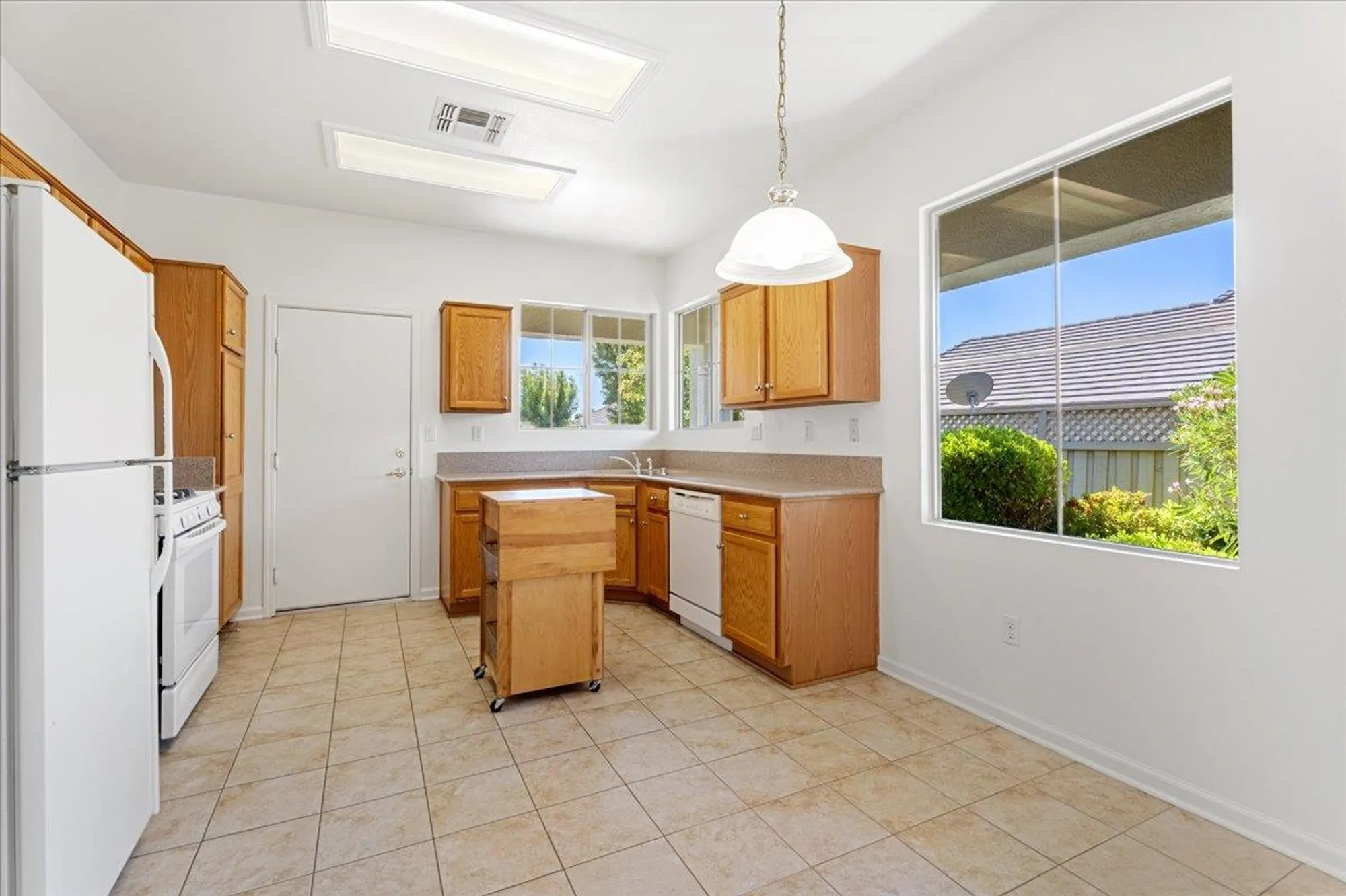 Property Slideshow image 7 of 31 | 2012 gatehouse ln, Lincoln, CA, 95648