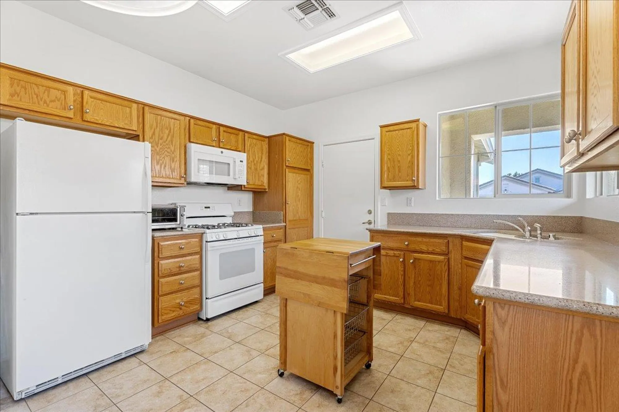 Property Slideshow image 8 of 31 | 2012 gatehouse ln, Lincoln, CA, 95648