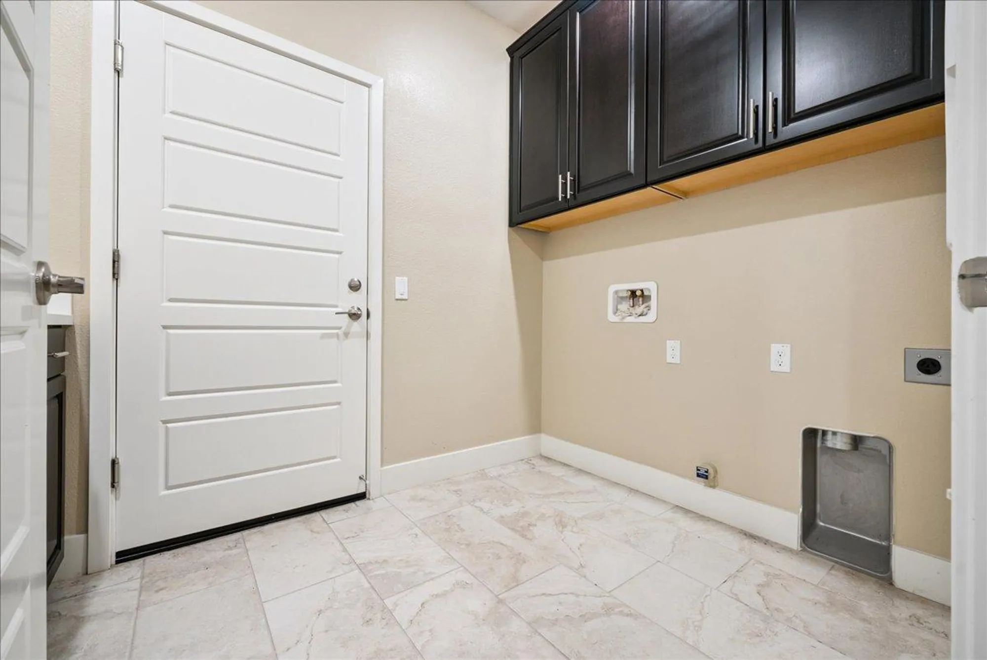 Property Slideshow image 23 of 38 | 7040 orbital ln, Roseville, CA, 95747