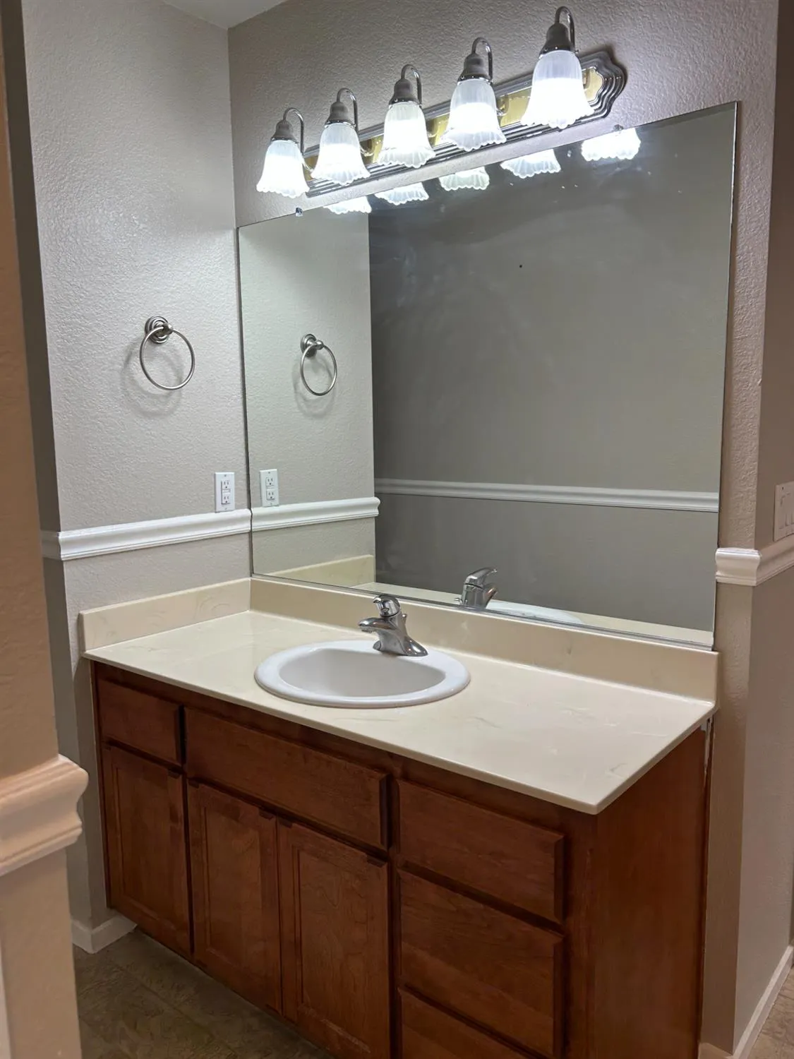 Property Slideshow image 32 of 43 | 677 village dr, Galt, CA, 95632