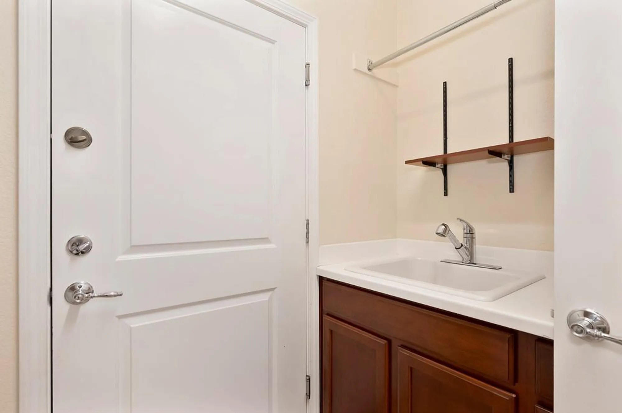 Property Slideshow image 21 of 42 | 7632 chatsworth cir, Elk Grove, CA, 95757