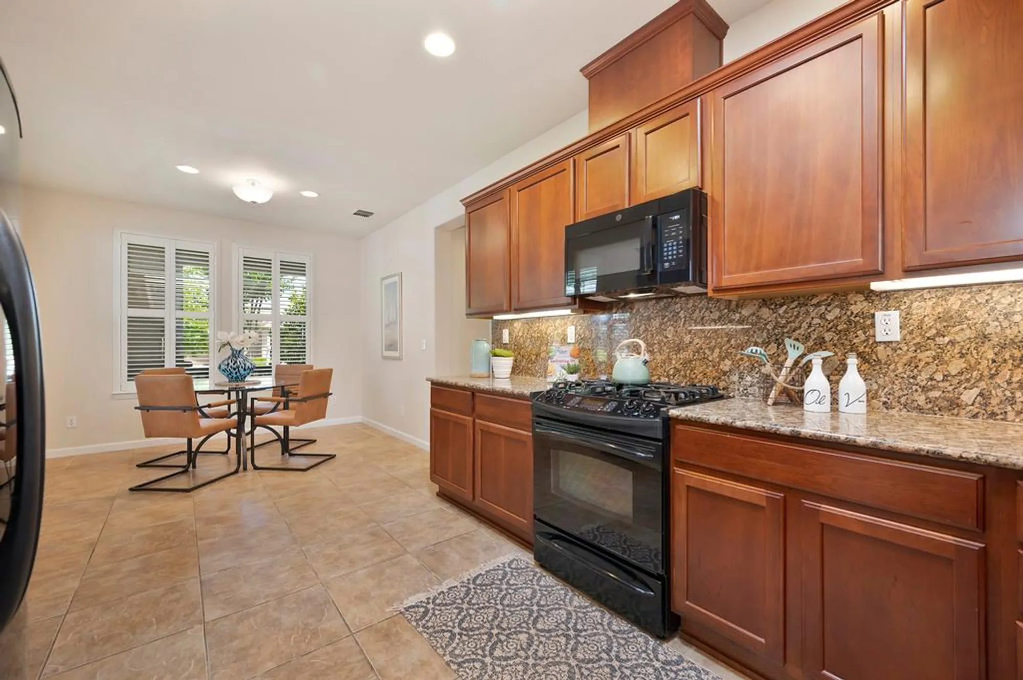 Property Slideshow image 12 of 42 | 7632 chatsworth cir, Elk Grove, CA, 95757