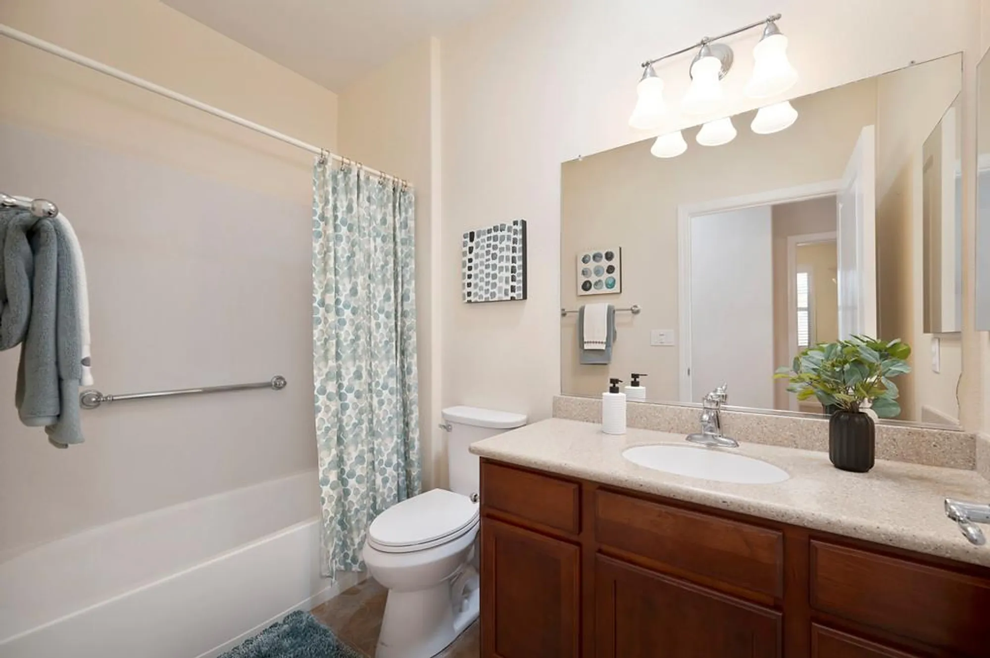 Property Slideshow image 32 of 42 | 7632 chatsworth cir, Elk Grove, CA, 95757