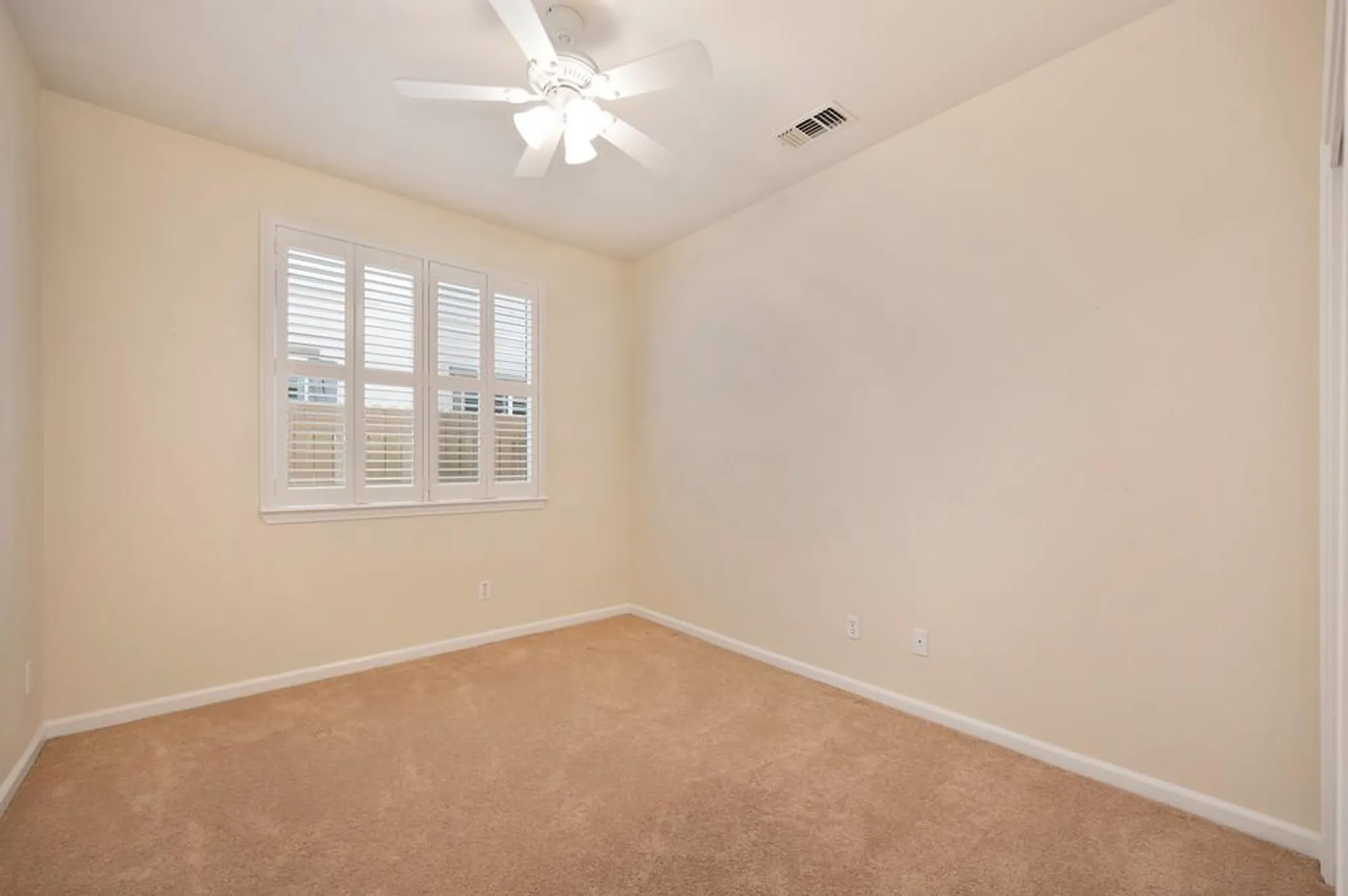 Property Slideshow image 30 of 42 | 7632 chatsworth cir, Elk Grove, CA, 95757