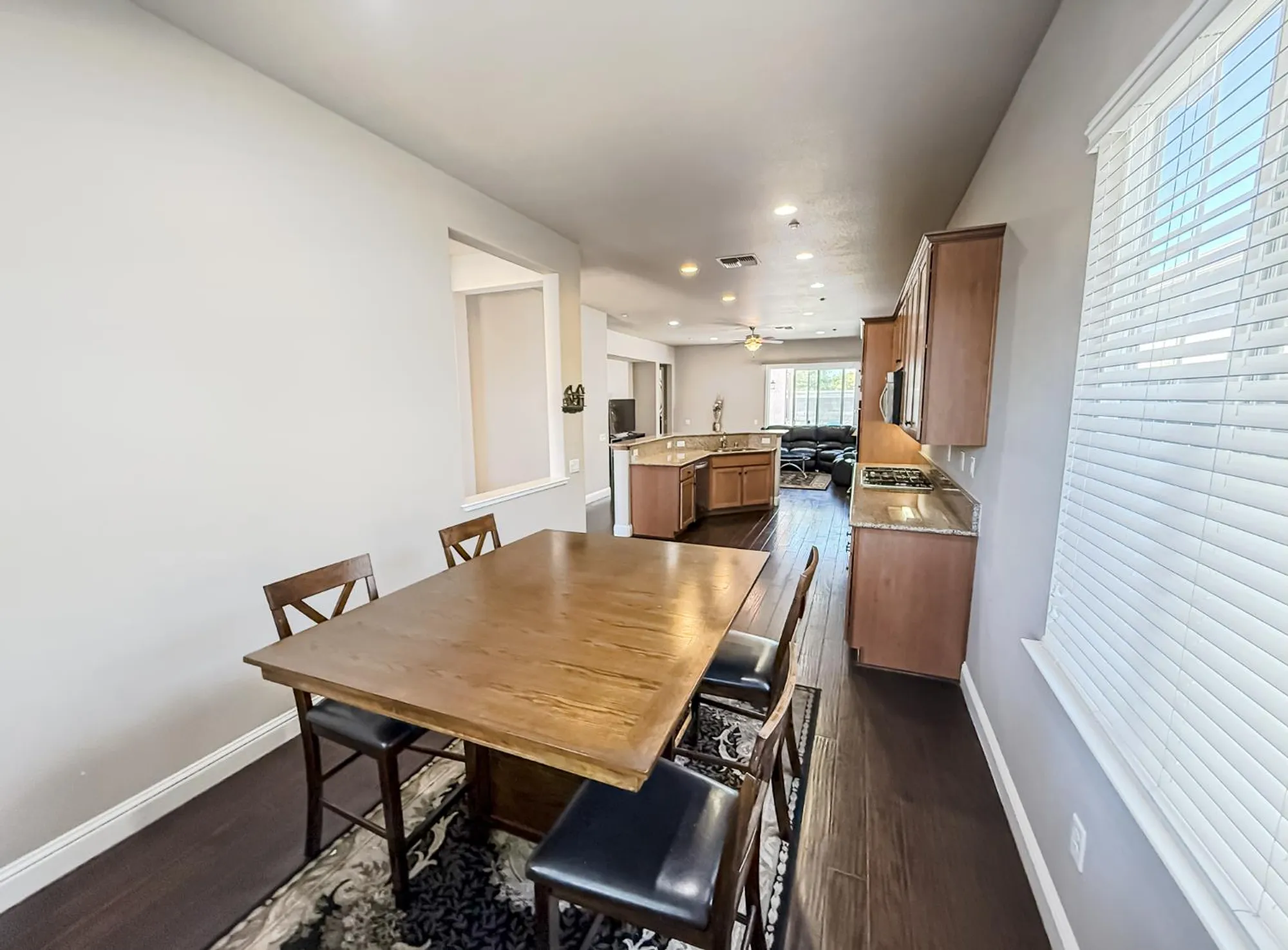 Property Slideshow image 12 of 33 | 2144 arlington dr, Roseville, CA, 95747