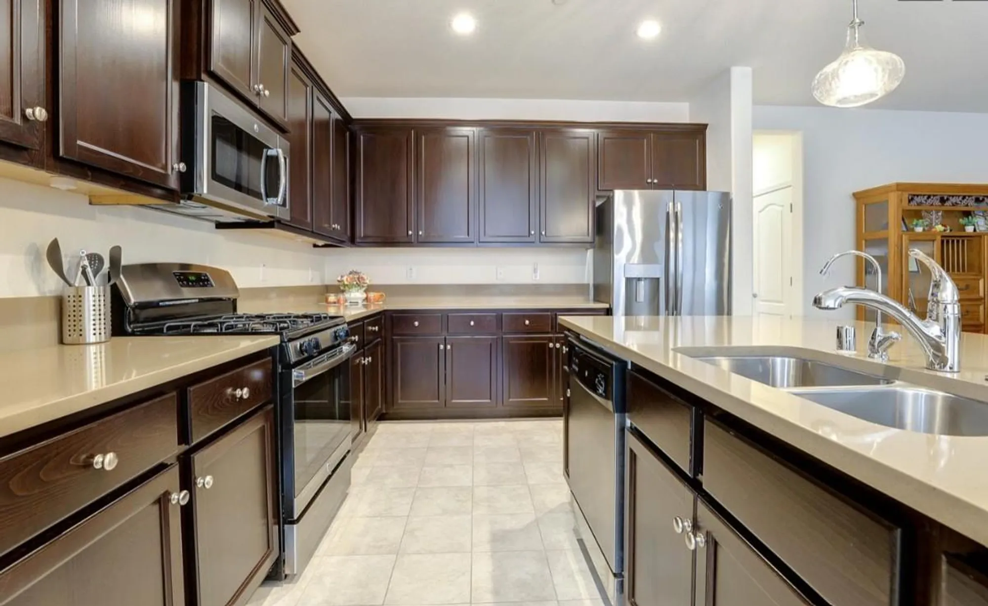 Property Slideshow image 7 of 27 | 4040 arco del paso ln, Sacramento, CA, 95834