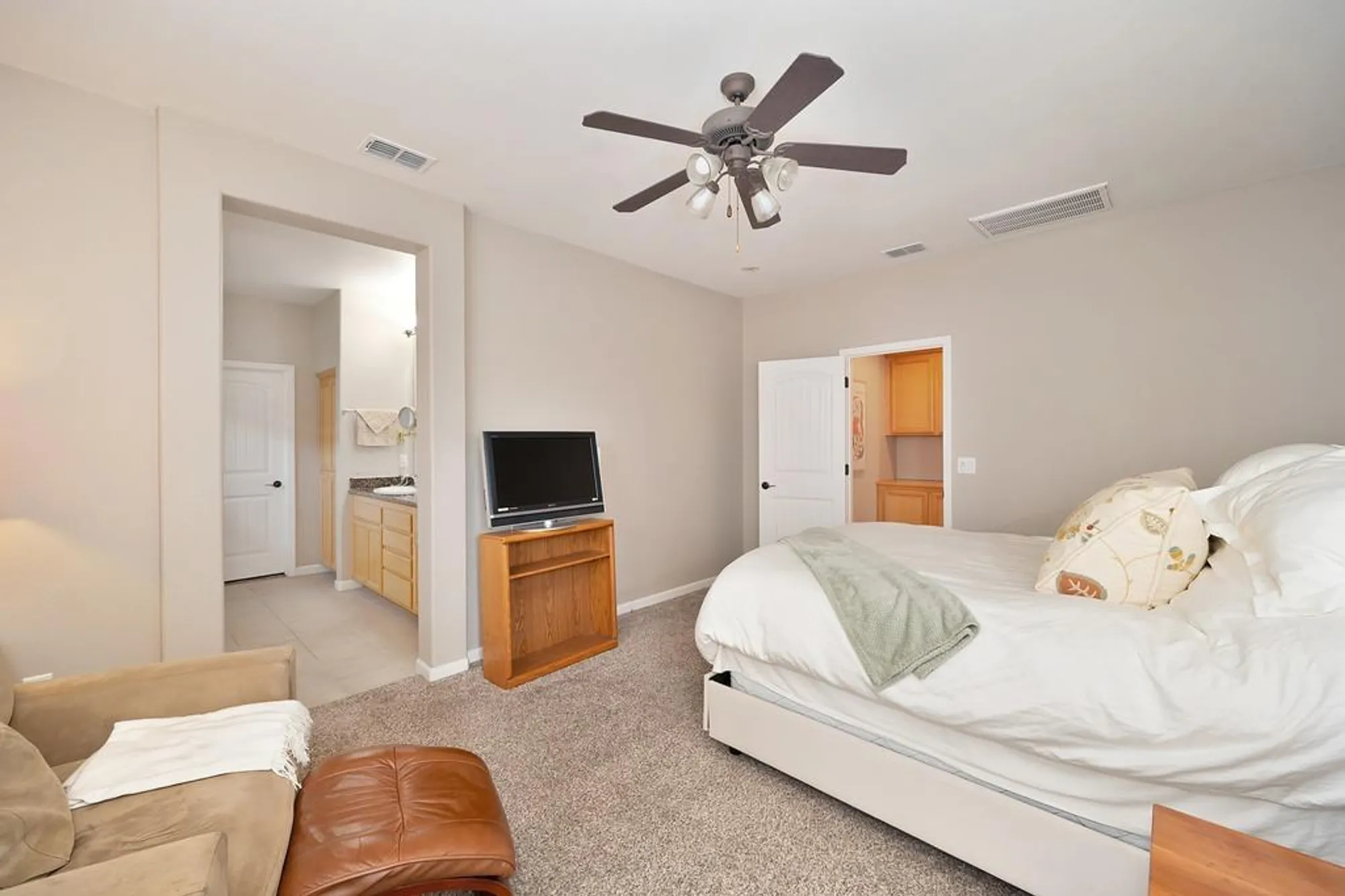 Property Slideshow image 28 of 69 | 4133 hovnanian dr, Sacramento, CA, 95834