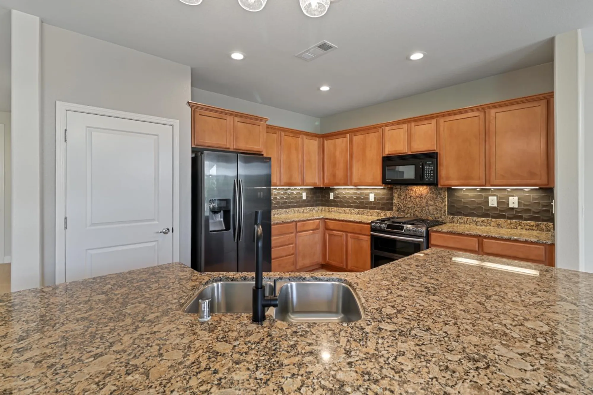 Property Slideshow image 21 of 49 | 9895 sheffield way, Elk Grove, CA, 95757
