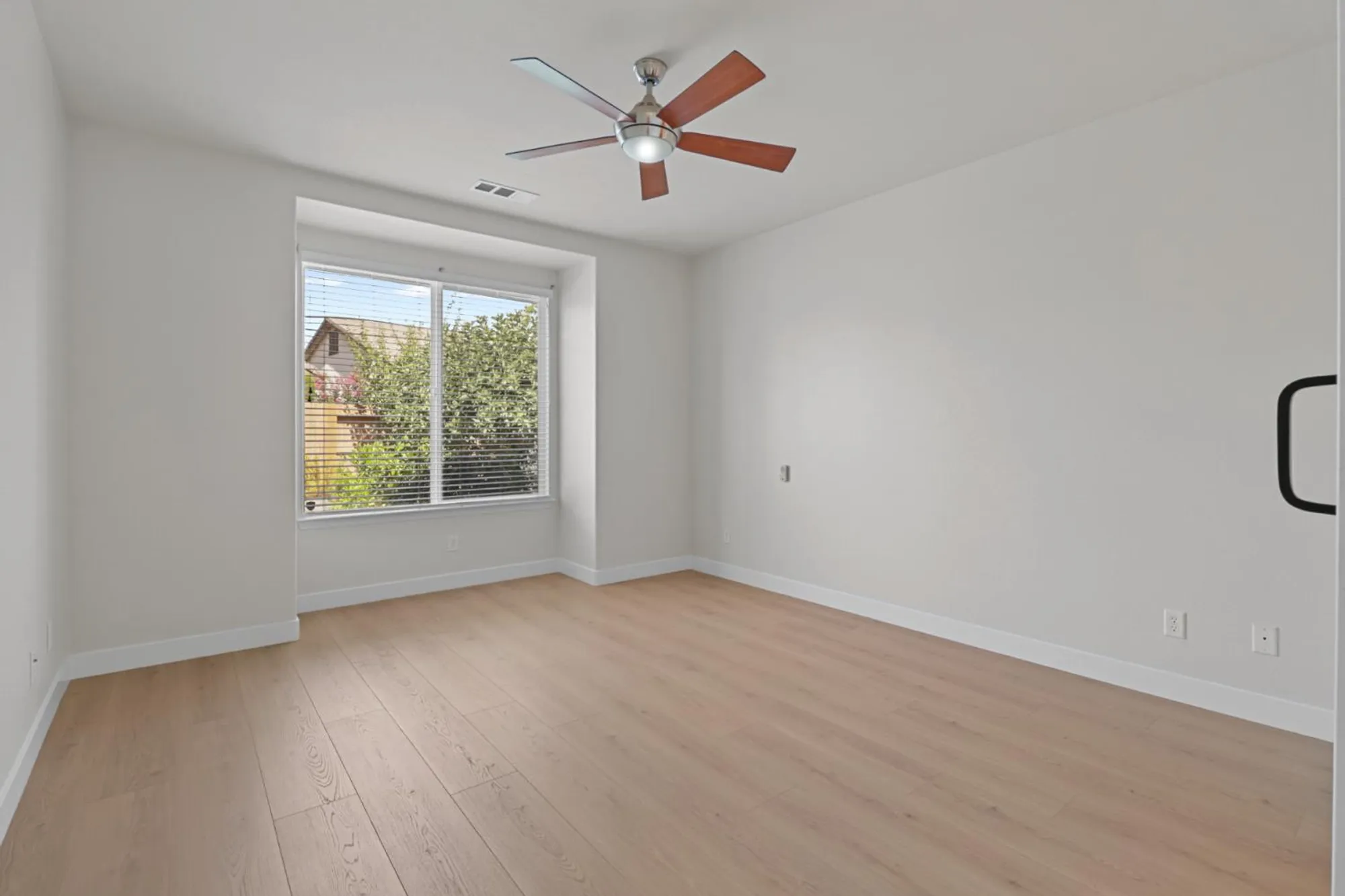 Property Slideshow image 29 of 49 | 9895 sheffield way, Elk Grove, CA, 95757