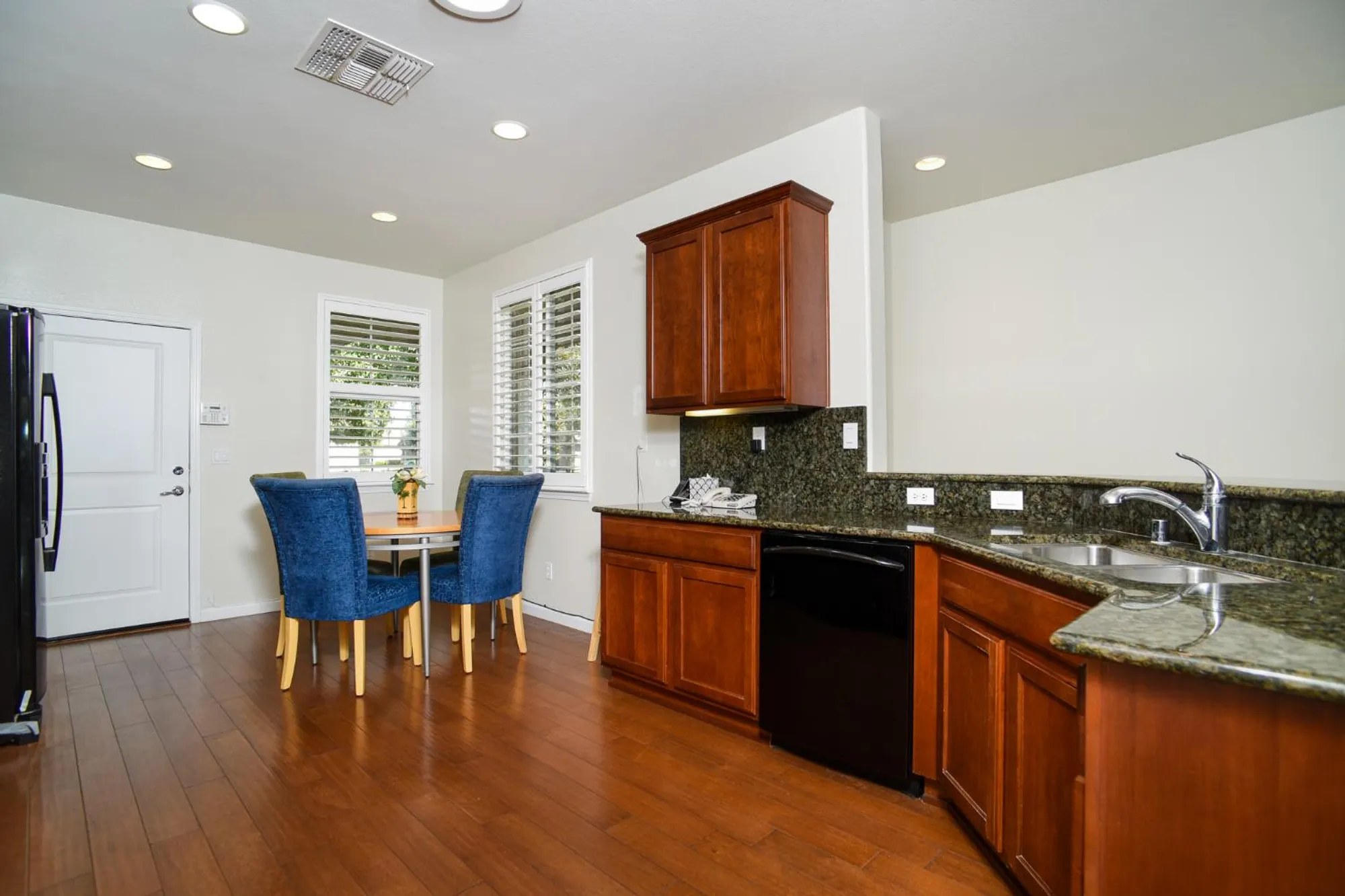 Property Slideshow image 8 of 32 | 7828 barnsley way, Elk Grove, CA, 95757