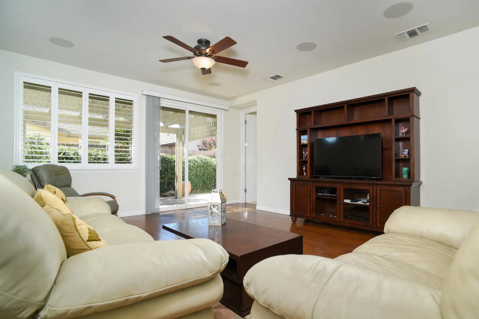 Property Slideshow image 7 of 32 | 7828 barnsley way, Elk Grove, CA, 95757