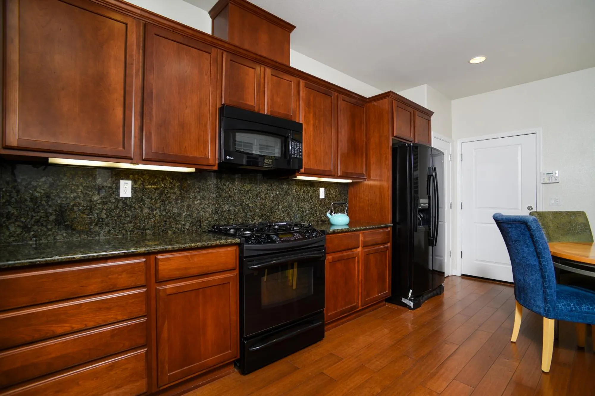 Property Slideshow image 10 of 32 | 7828 barnsley way, Elk Grove, CA, 95757