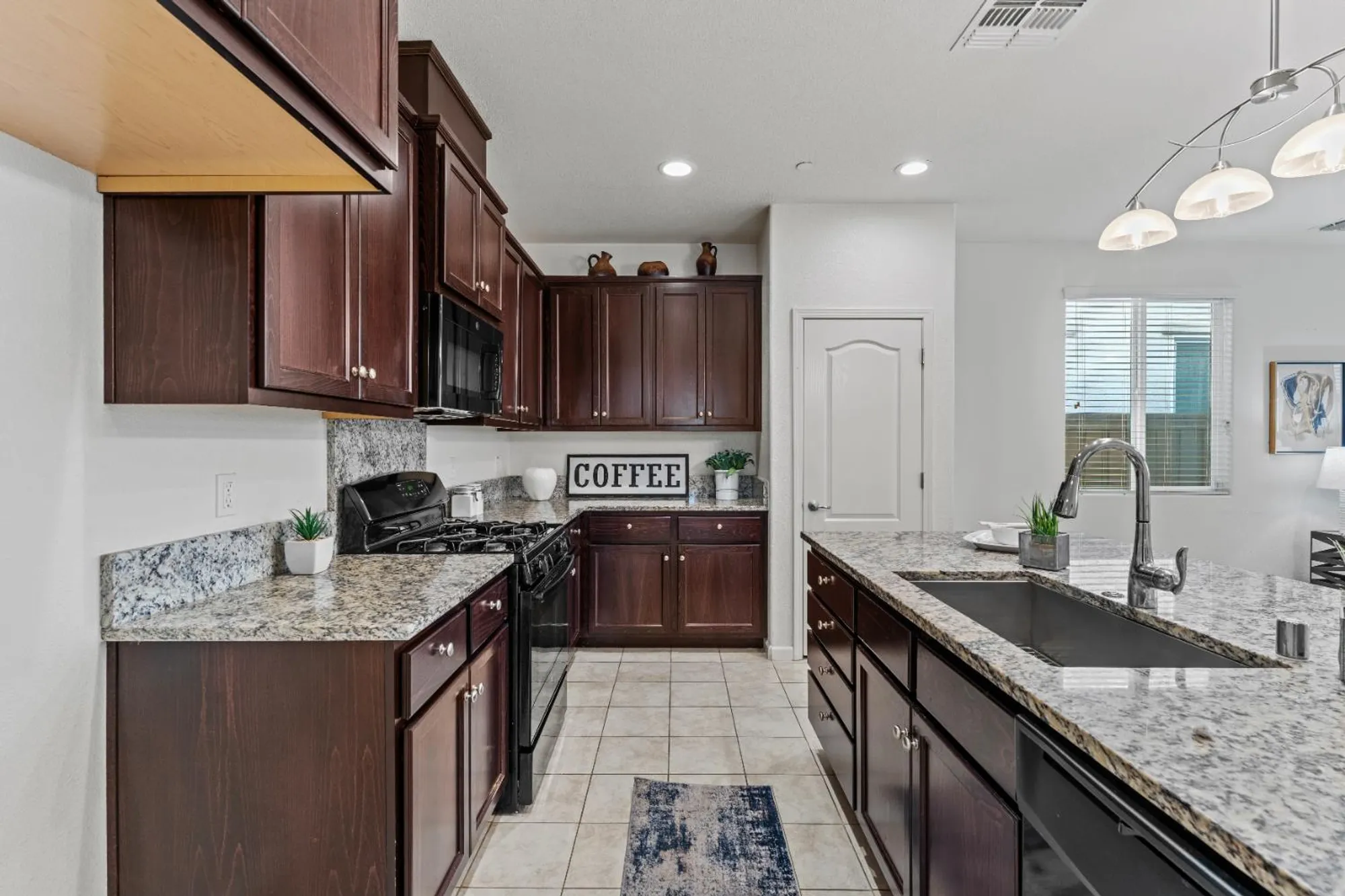 Property Slideshow image 7 of 30 | 4083 arco del paso ln, Sacramento, CA, 95834