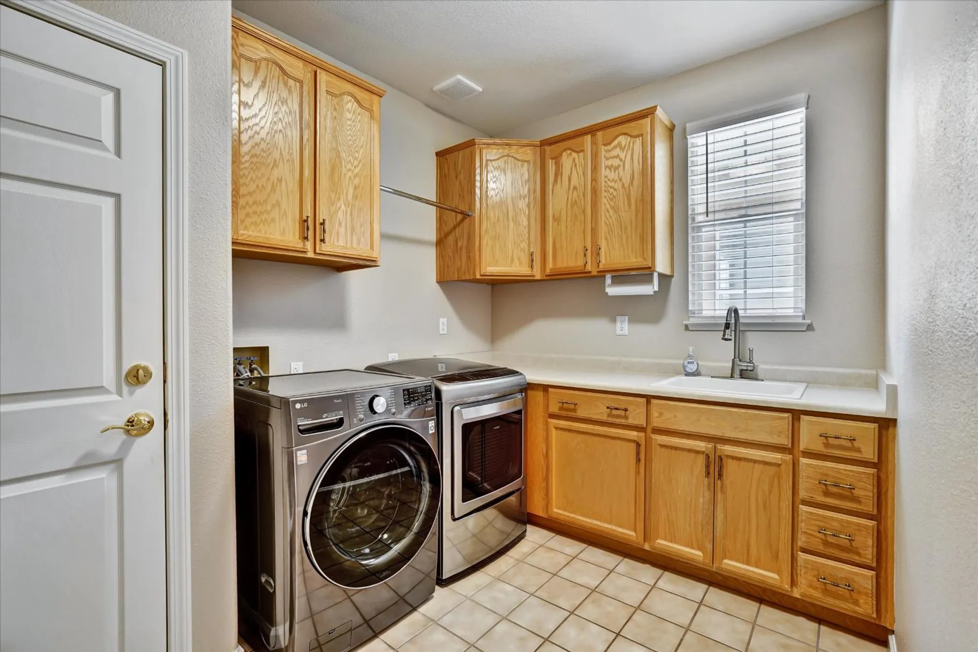 Property Slideshow image 17 of 28 | 1580 rubidoux ln, Brentwood, CA, 94513