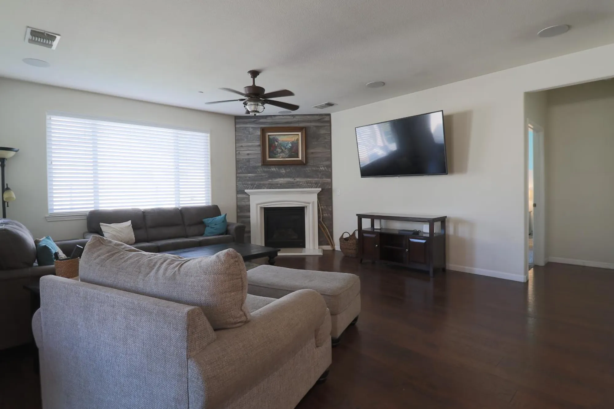 Property Slideshow image 7 of 22 | 1672 arbor brook dr, Manteca, CA, 95336