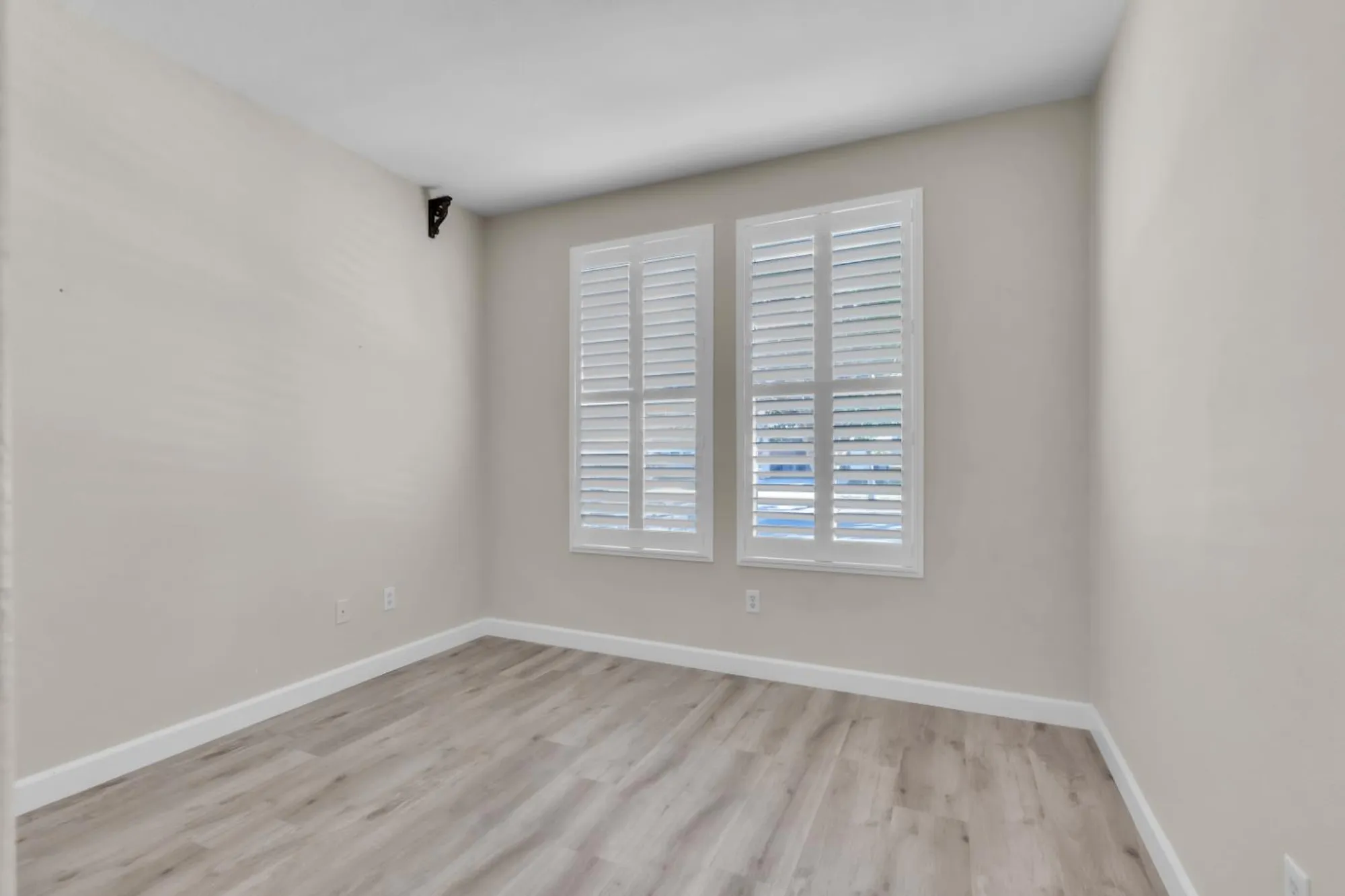 Property Slideshow image 12 of 39 | 360 mill valley cir, Sacramento, CA, 95835