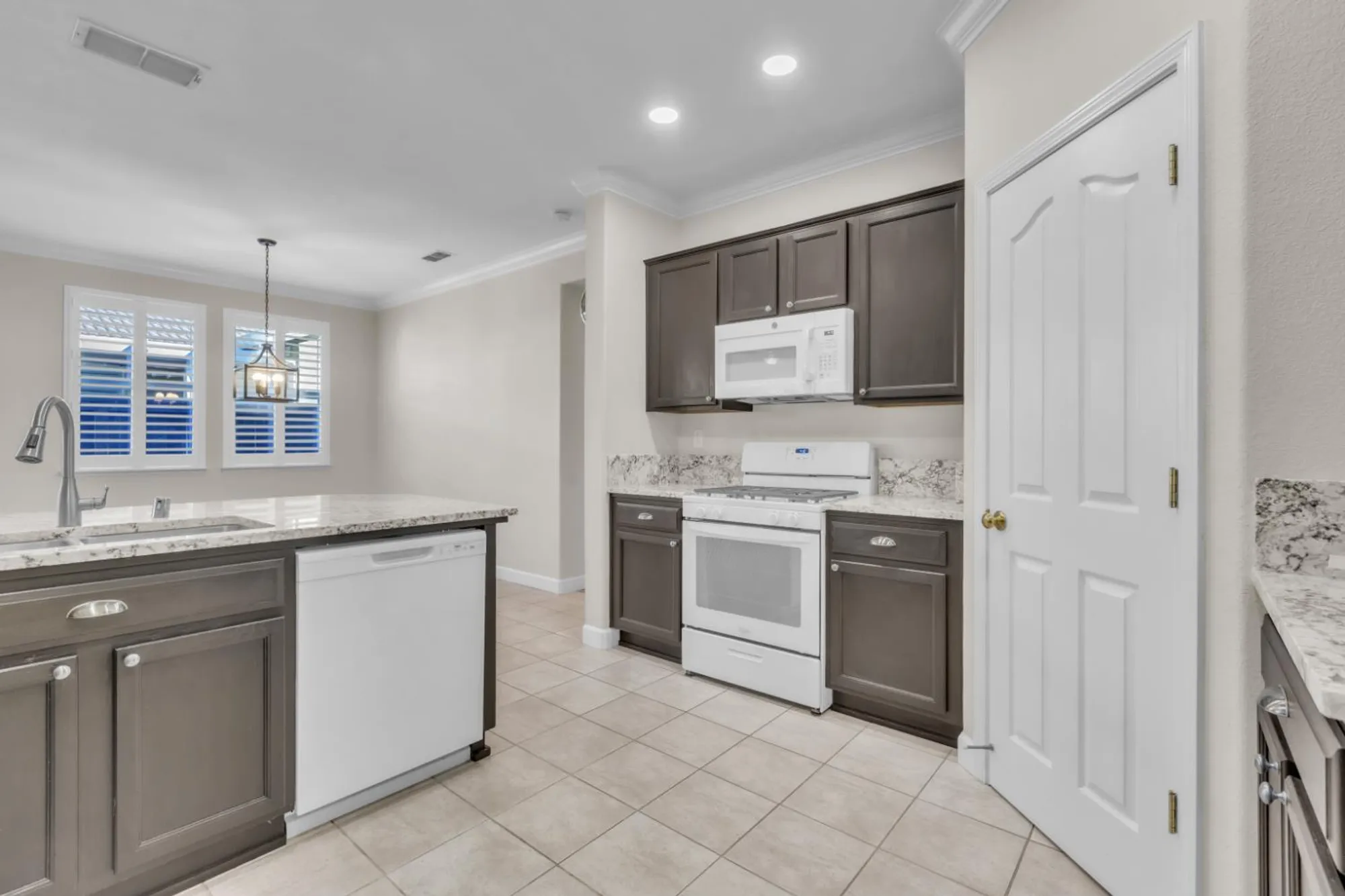 Property Slideshow image 7 of 39 | 360 mill valley cir, Sacramento, CA, 95835