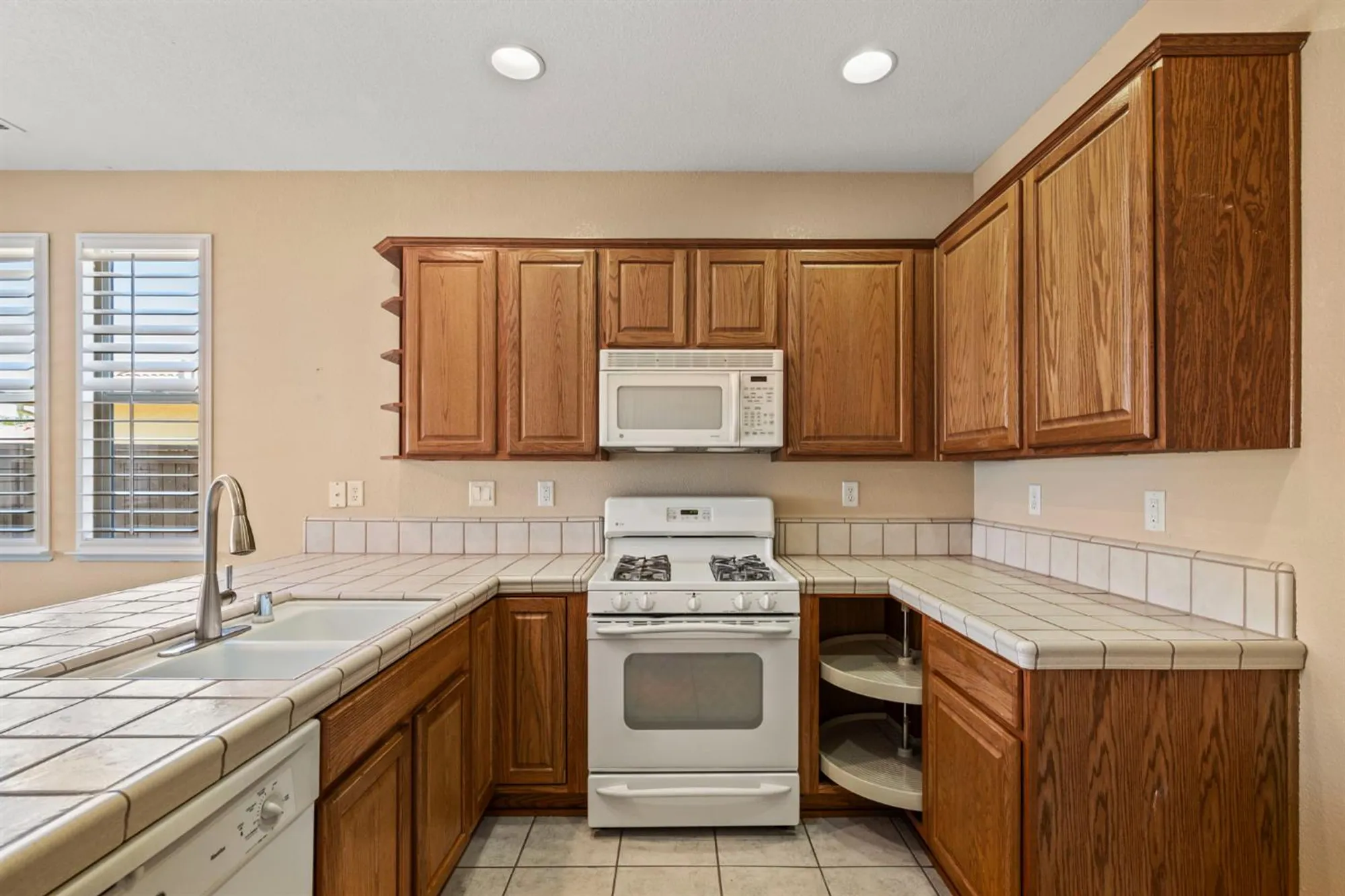 Property Slideshow image 10 of 33 | 2381 rose arbor dr, Sacramento, CA, 95835