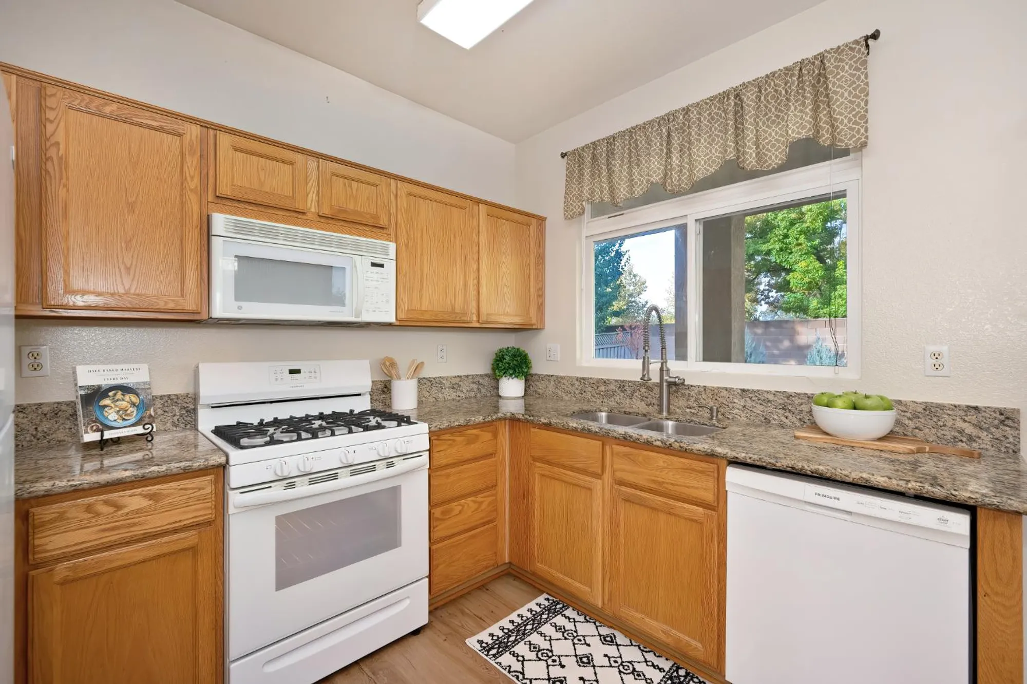 Property Slideshow image 8 of 48 | 7397 apple hollow loop, Roseville, CA, 95747