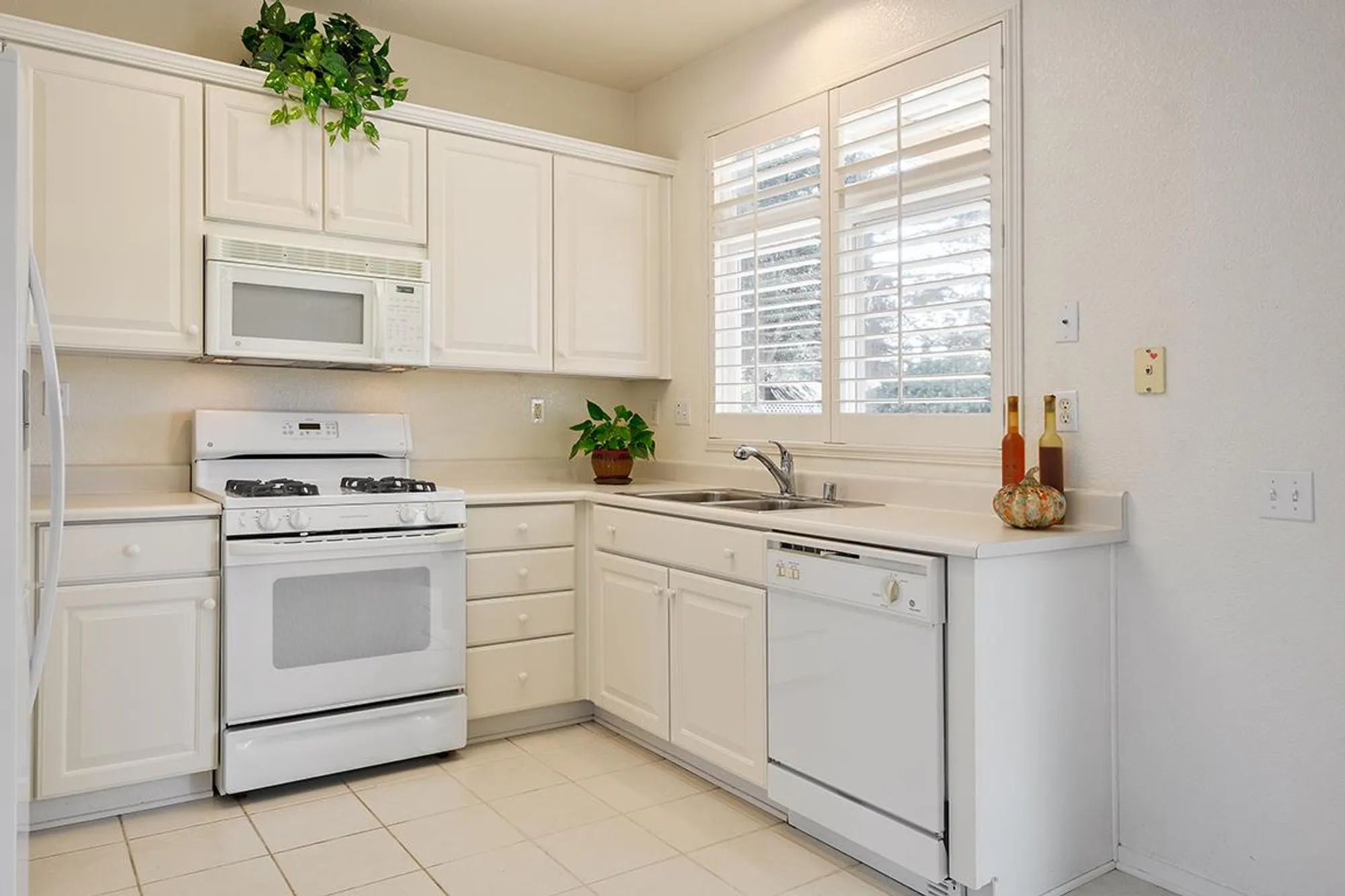 Property Slideshow image 20 of 42 | 221 silver strike ct, Roseville, CA, 95747