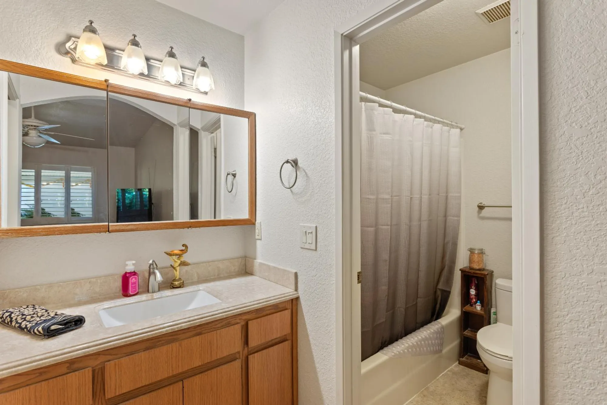 Property Slideshow image 17 of 31 | 7309 sunleaf ln, Sacramento, CA, 95828