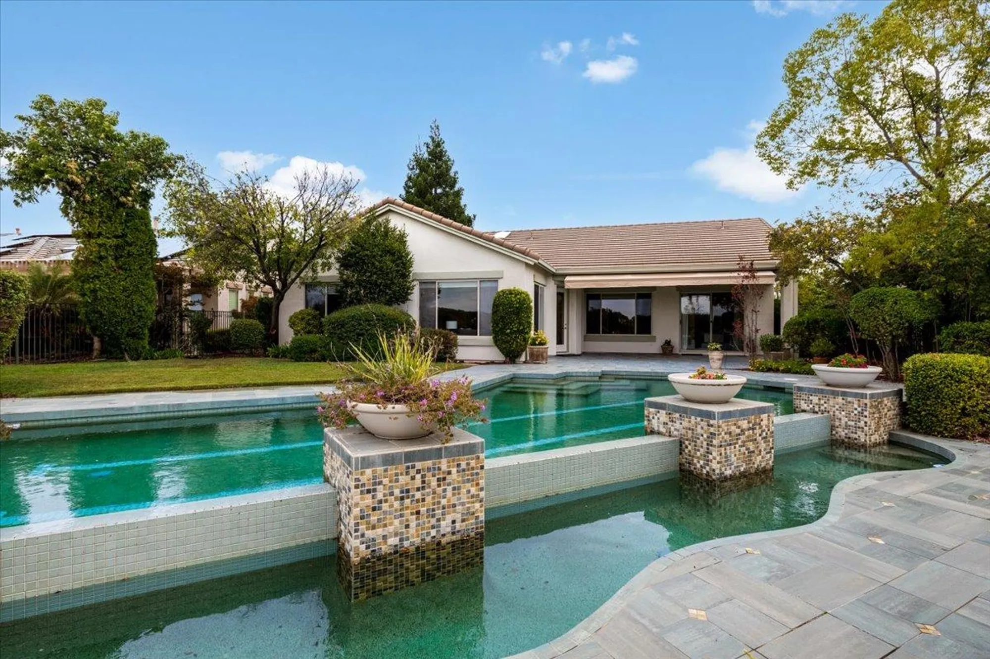 Property Slideshow image 7 of 43 | 1006 fairway valley ln, Lincoln, CA, 95648