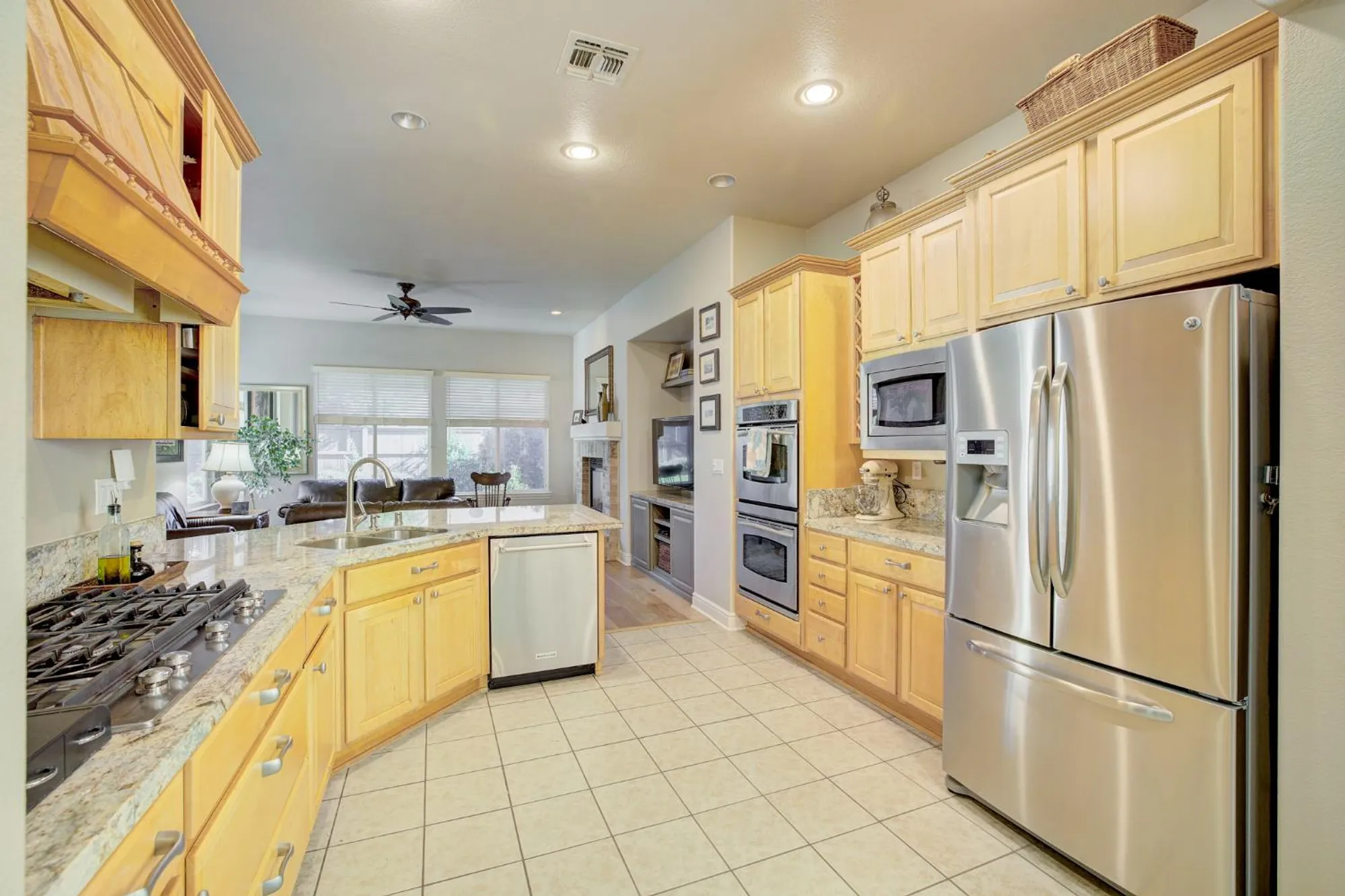 Property Slideshow image 15 of 28 | 2726 heritage park ln, Sacramento, CA, 95835